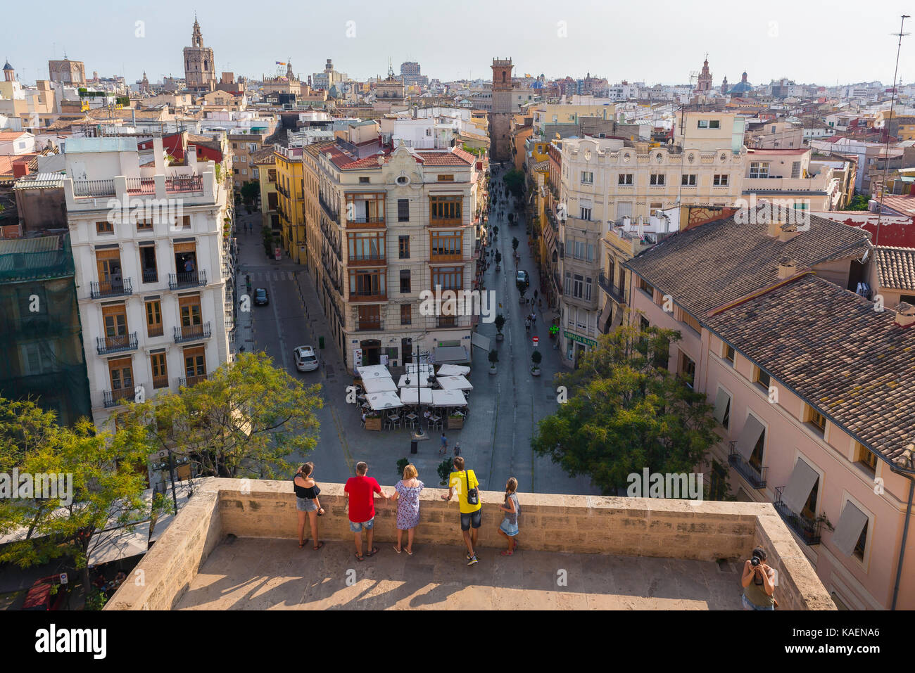 Città di Valencia, vista dei turisti che si affaccia sul quartiere della città vecchia di Valencia dai bastioni della medievale porta della città di Torres Serranos, Spagna Foto Stock