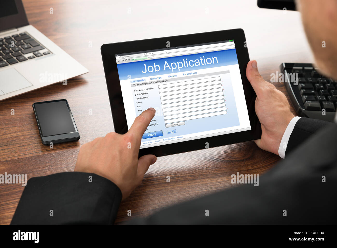 Close-up di imprenditore di riempimento lavoro online applicazione sulla tavoletta digitale Foto Stock