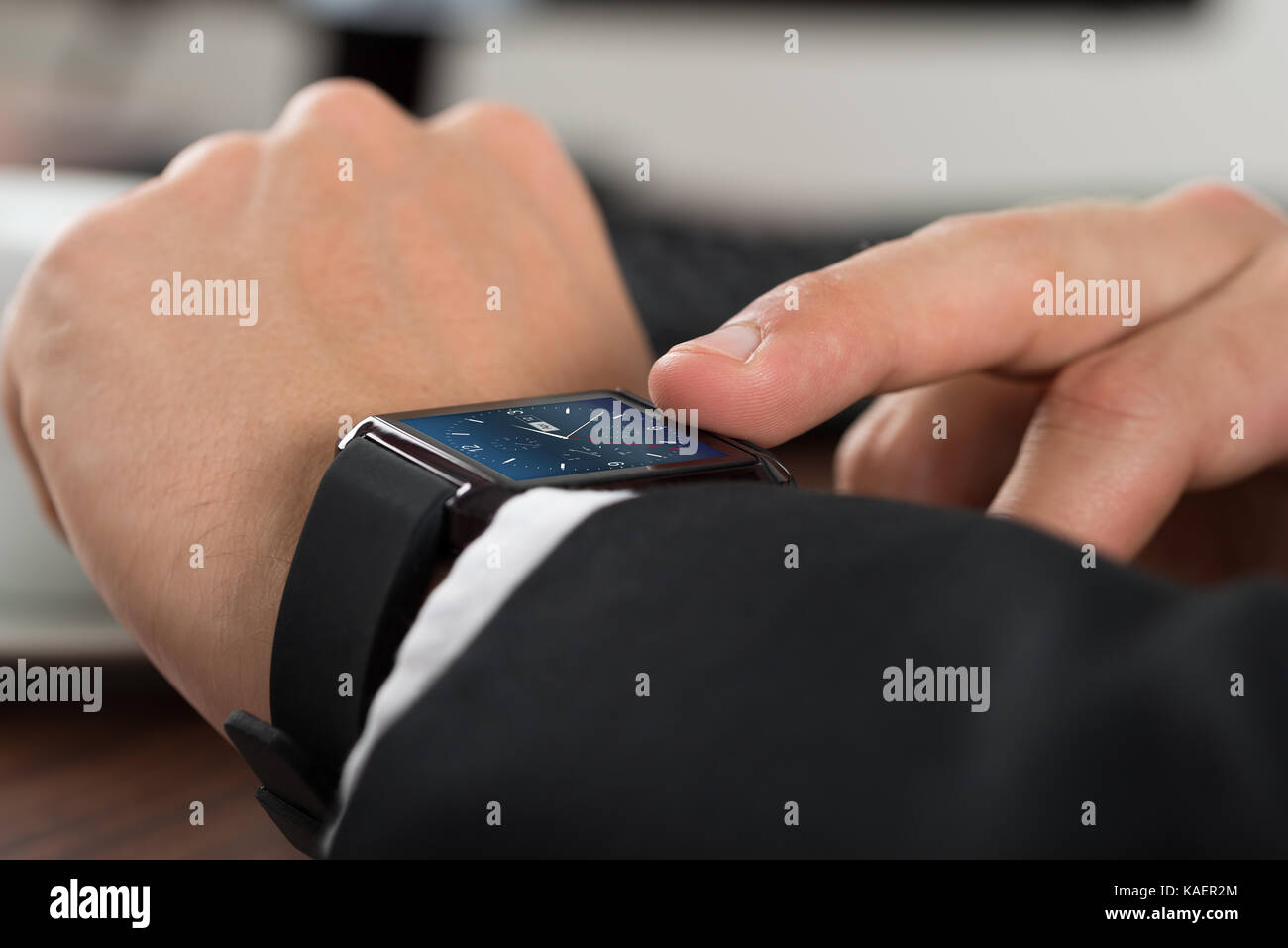 Close-up di un imprenditore di controllo sul tempo di smartwatch Foto Stock