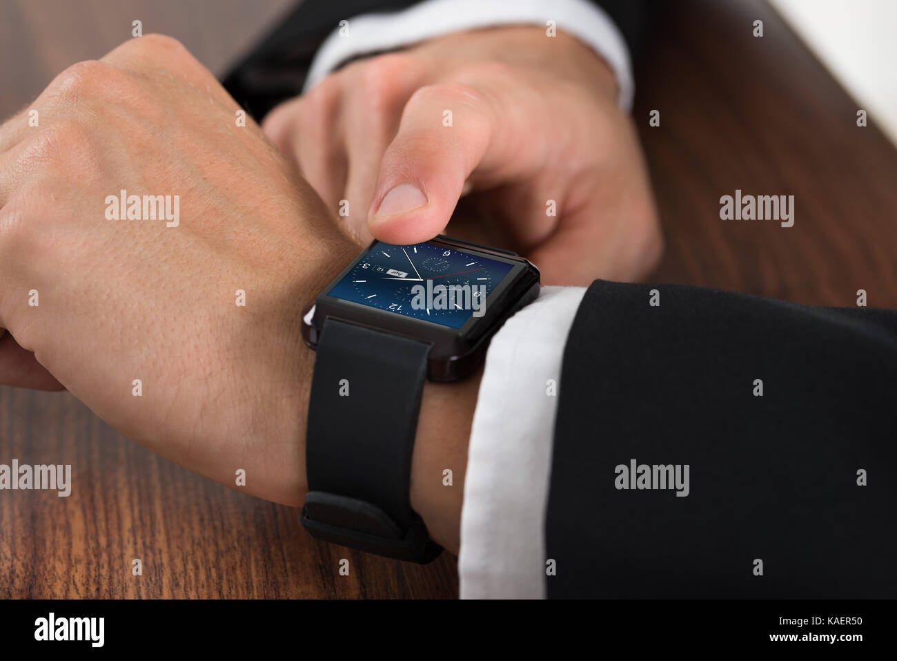 Close-up di un imprenditore controllo ora sull'orologio da polso Foto Stock