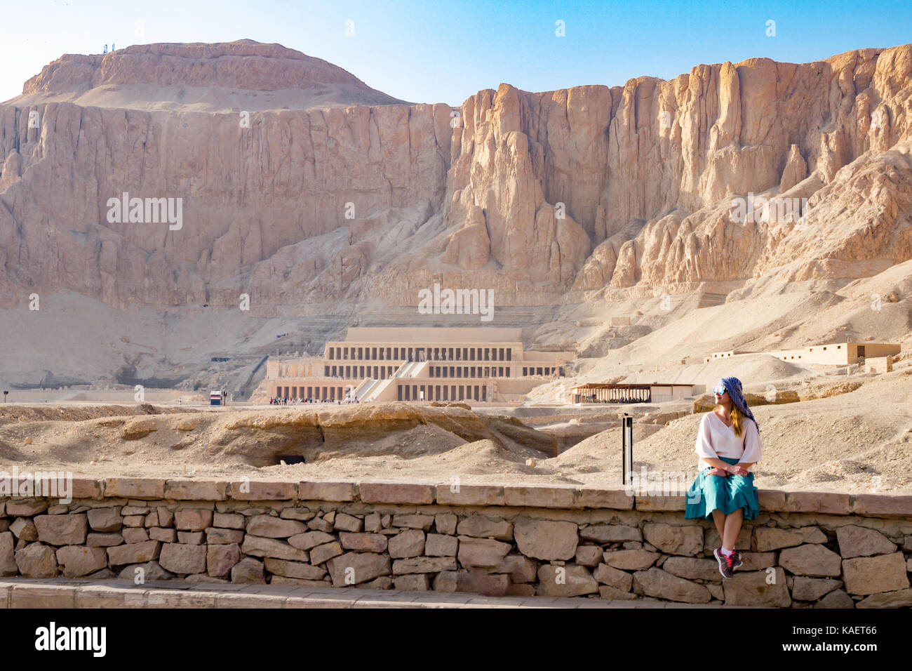 La ragazza con il tempio di Luxor in Egitto Foto Stock