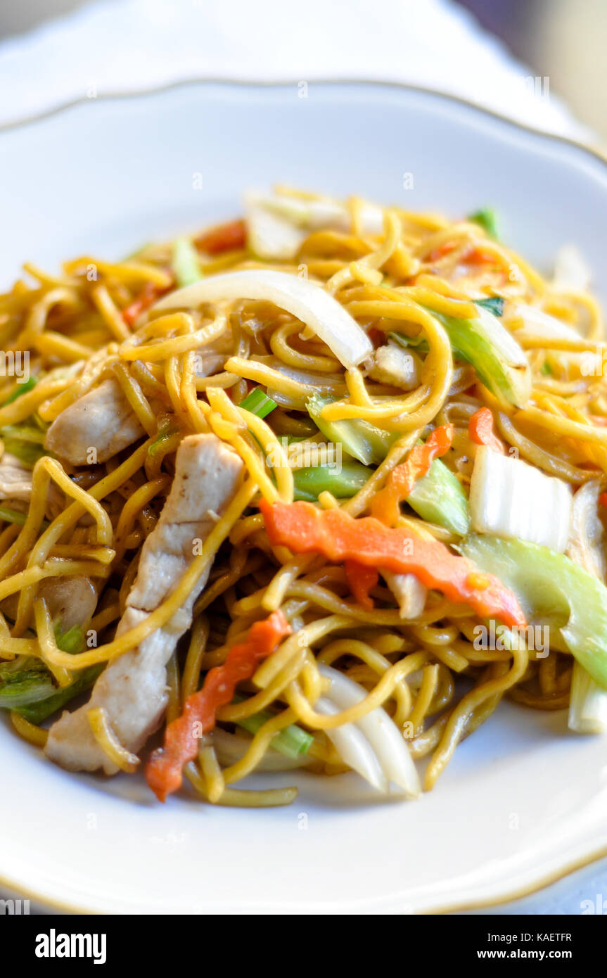 Lo mein noodle saltati in padella lo mein noodles, carota, cipolla, Napa e il sedano con salsa bruna. Foto Stock