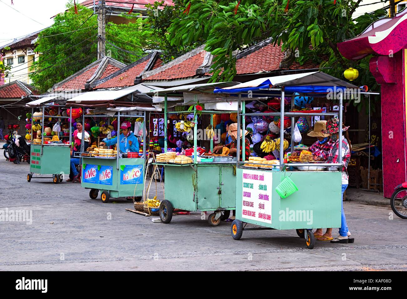 Locali di donne vietnamita venditore ambulante ad Hoi An Foto Stock