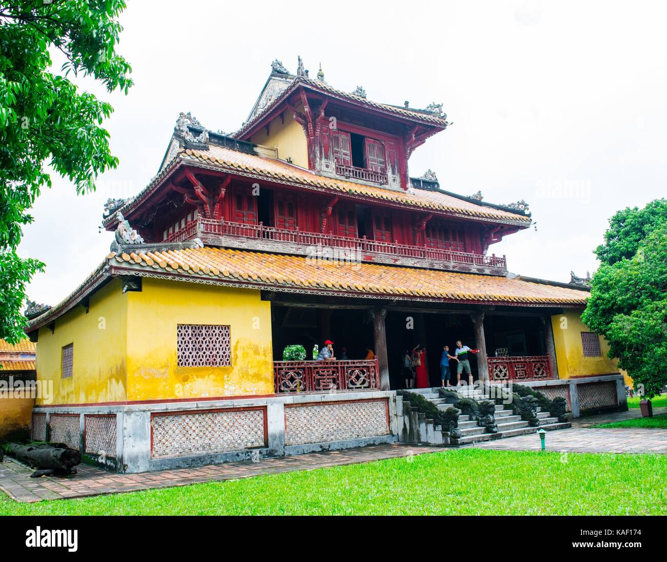 Thien mu pagoda con profumo di fiume (song huong) in tinta, Vietnam Foto Stock