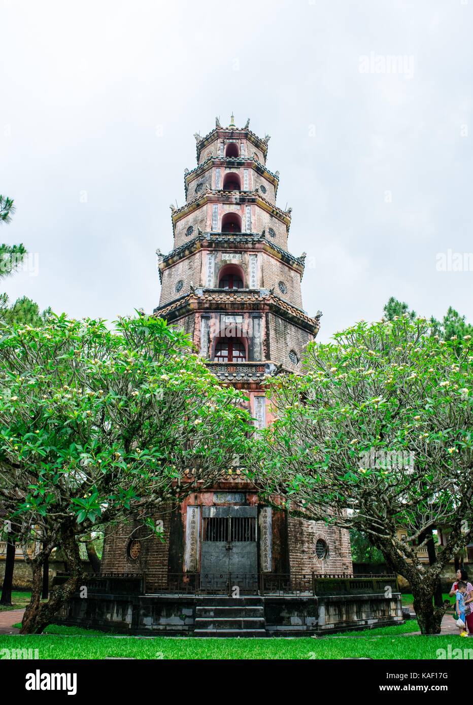 Thien mu pagoda con profumo di fiume (song huong) in tinta, Vietnam Foto Stock