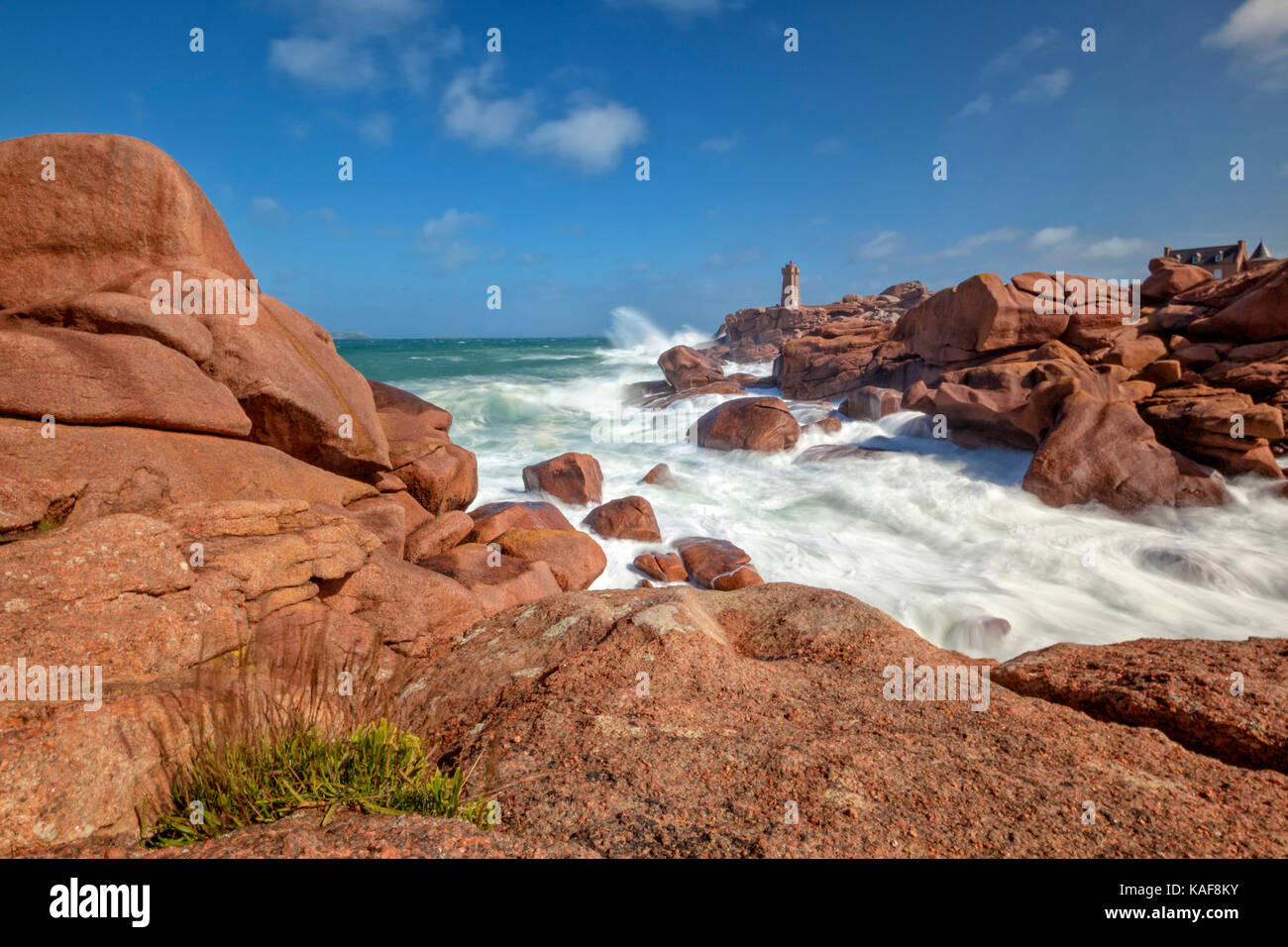 Lunga esposizione di luce del giorno del faro di Ploumanac'h, Cote de Granit rosa, Bretagna, Francia. Foto Stock
