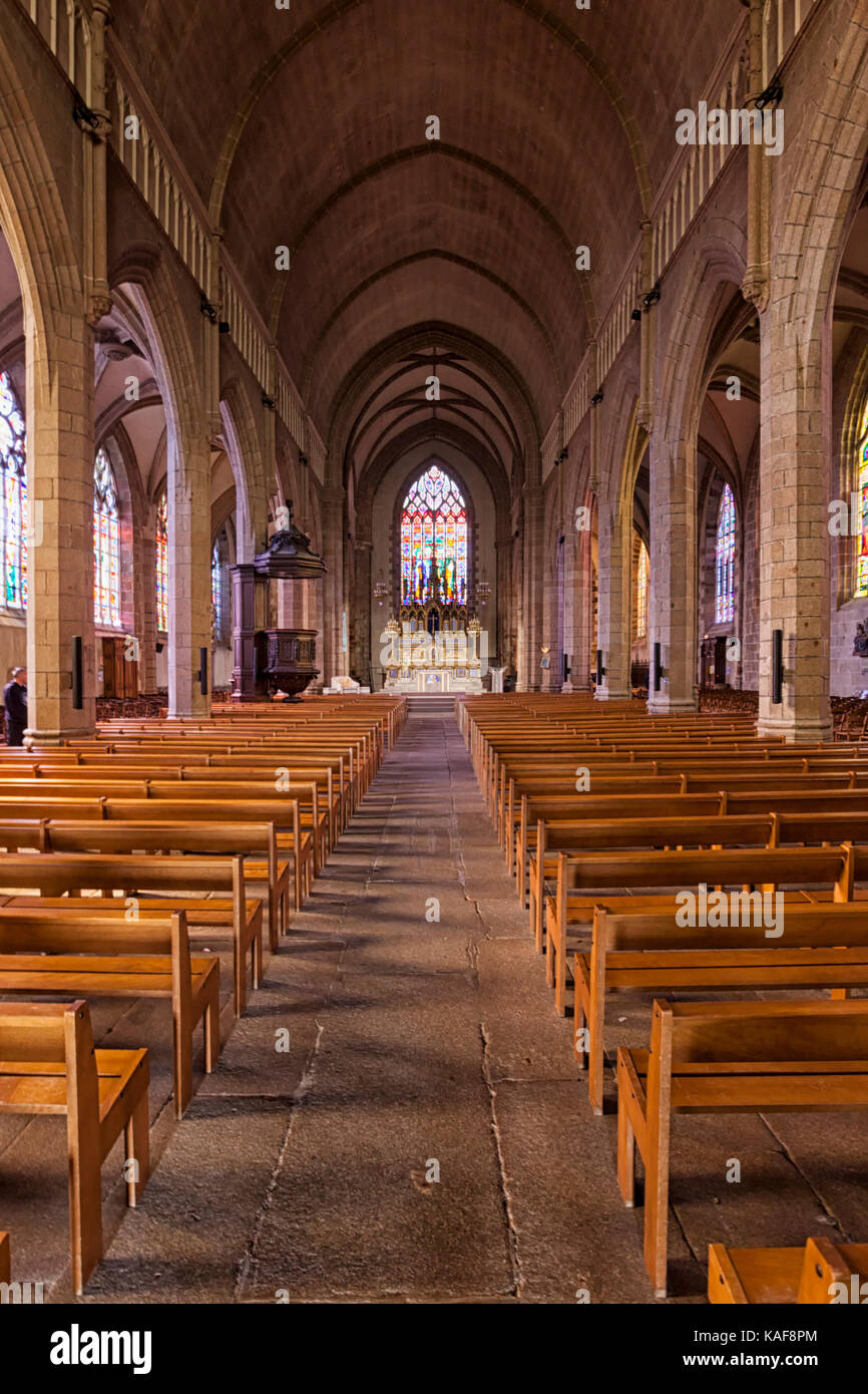 Vista interna della chiesa di San Leonardo - Église Saint-Leonard - a Fougères, Bretagna, Francia Foto Stock