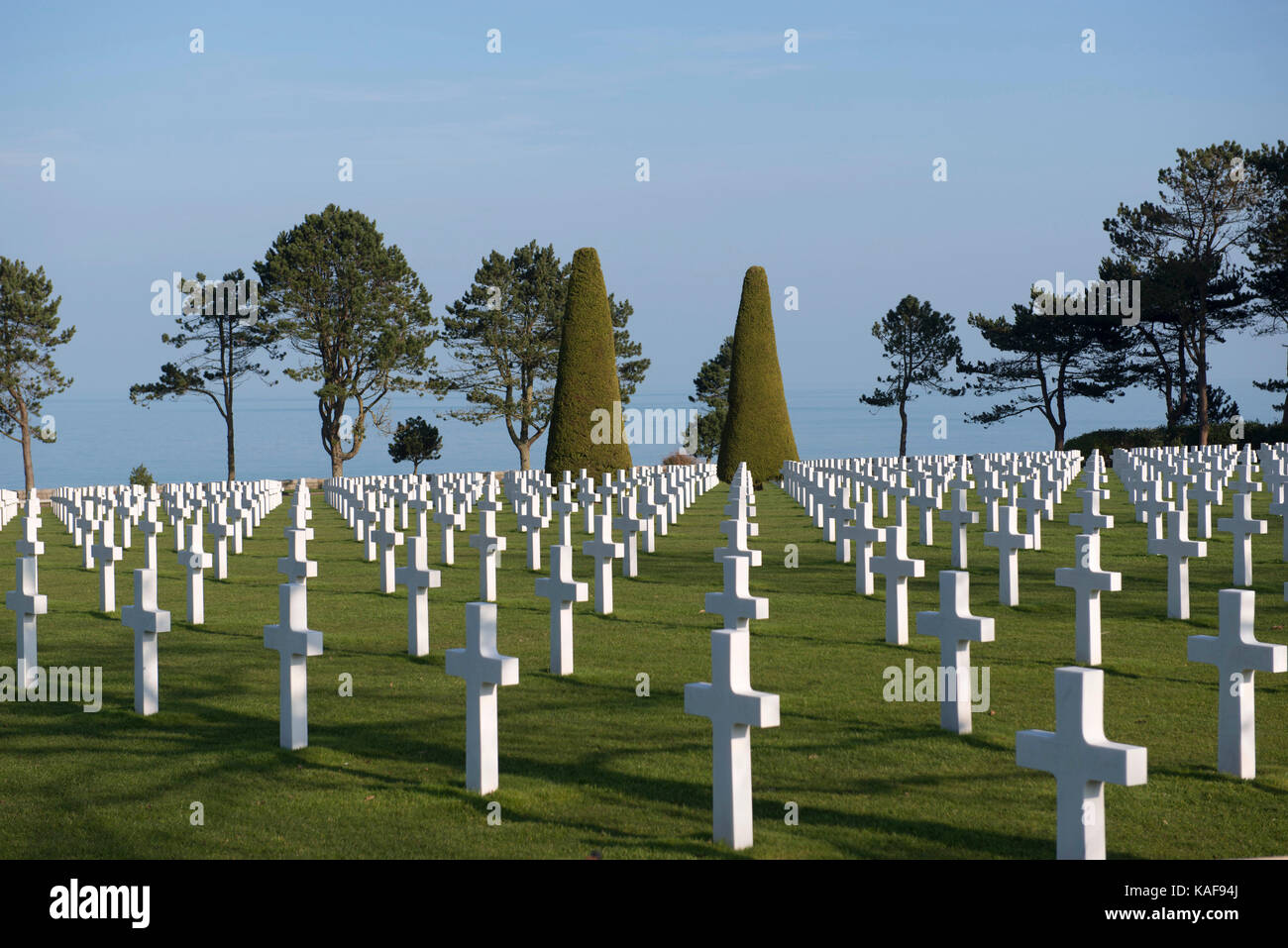 Colleville-sur-Mer (Normandia, a nord-ovest della Francia): croci americano di II Guerra Mondiale cimitero sovrastante la spiaggia di Omaha, uno dei cinque sbarco ar Foto Stock