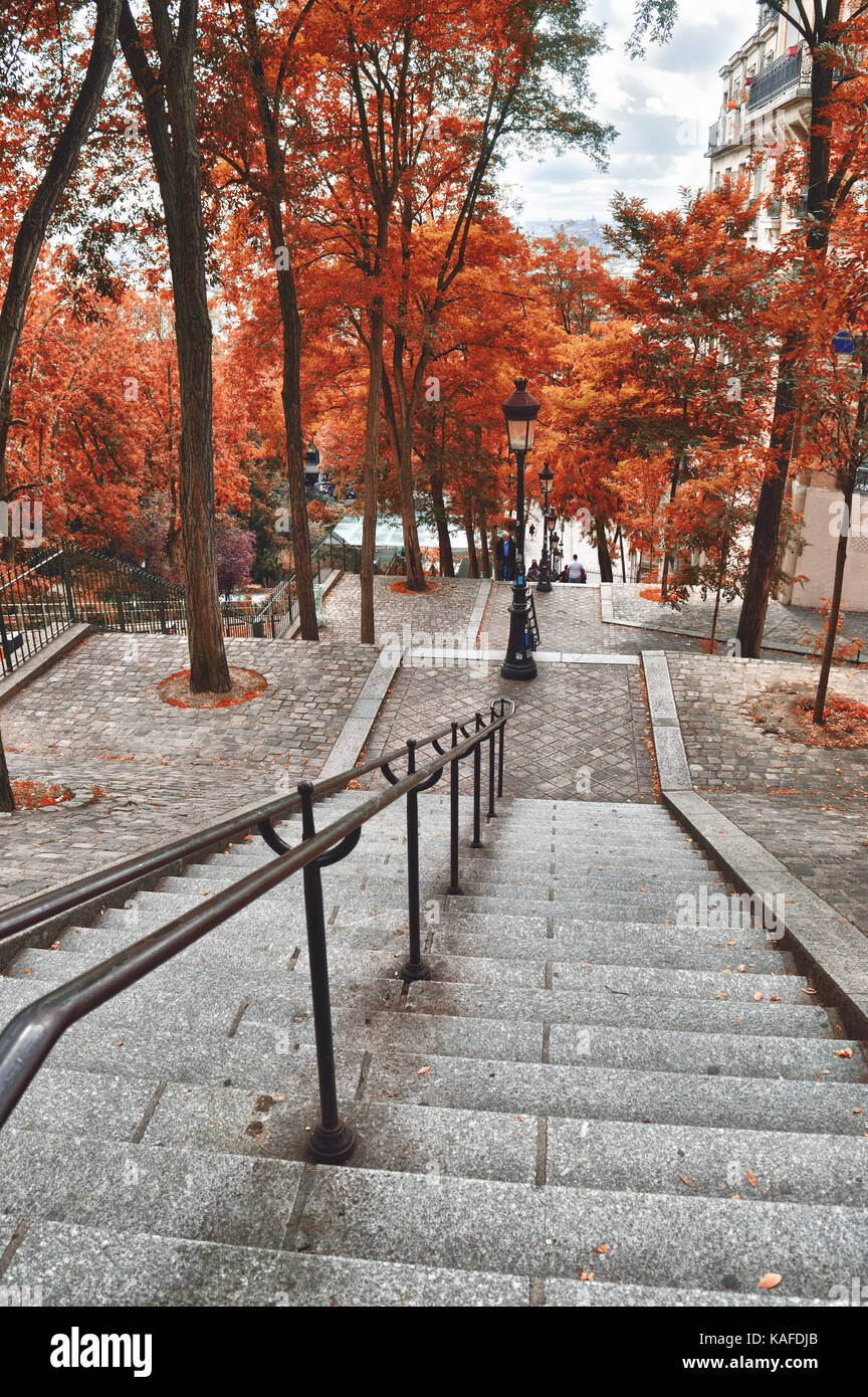 Vista hdr della scalinata di Montmartre nel periodo autunnale. Foto Stock