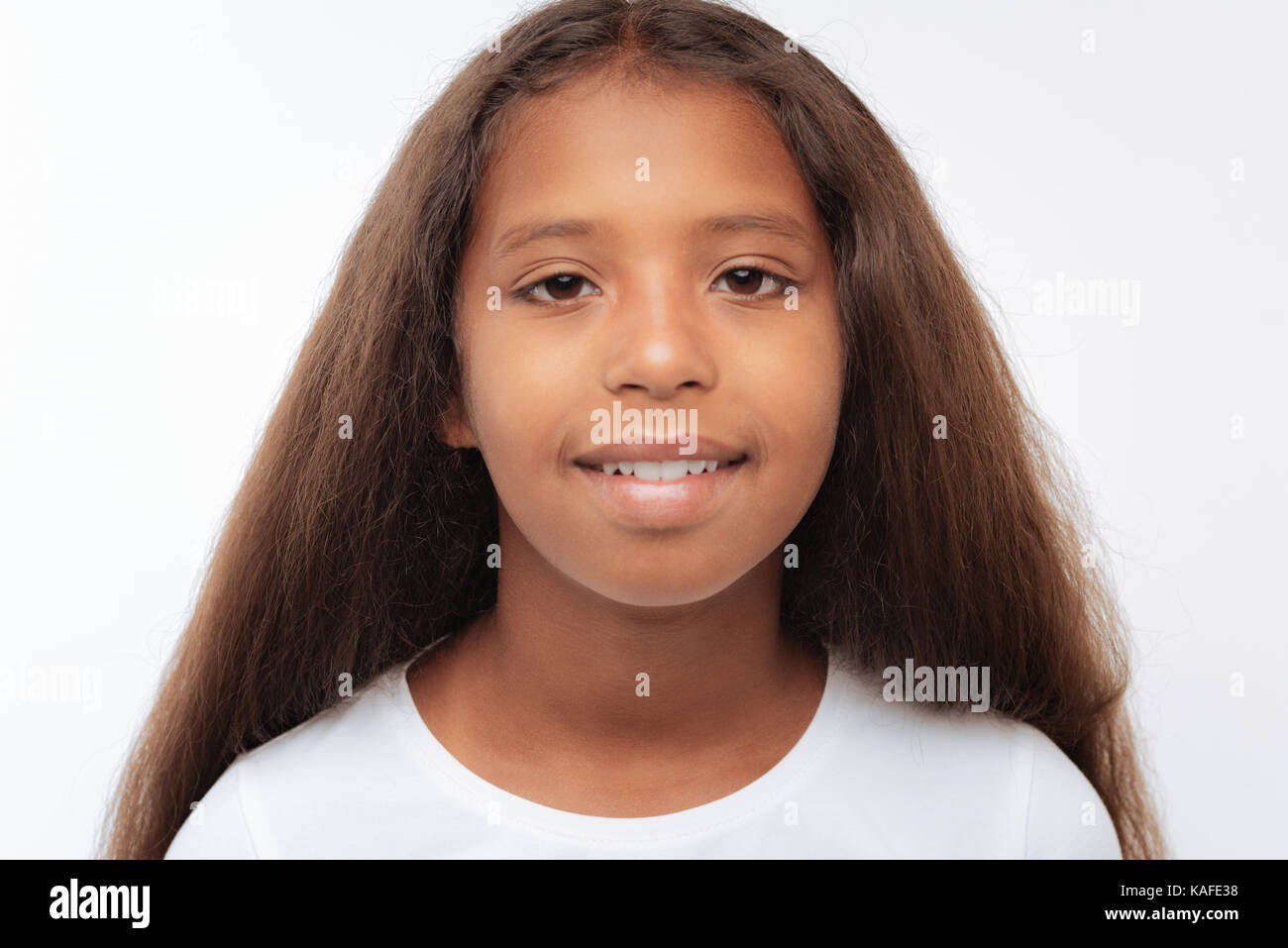 Ritratto di un grazioso pre-teen ragazza con i capelli auburn Foto Stock