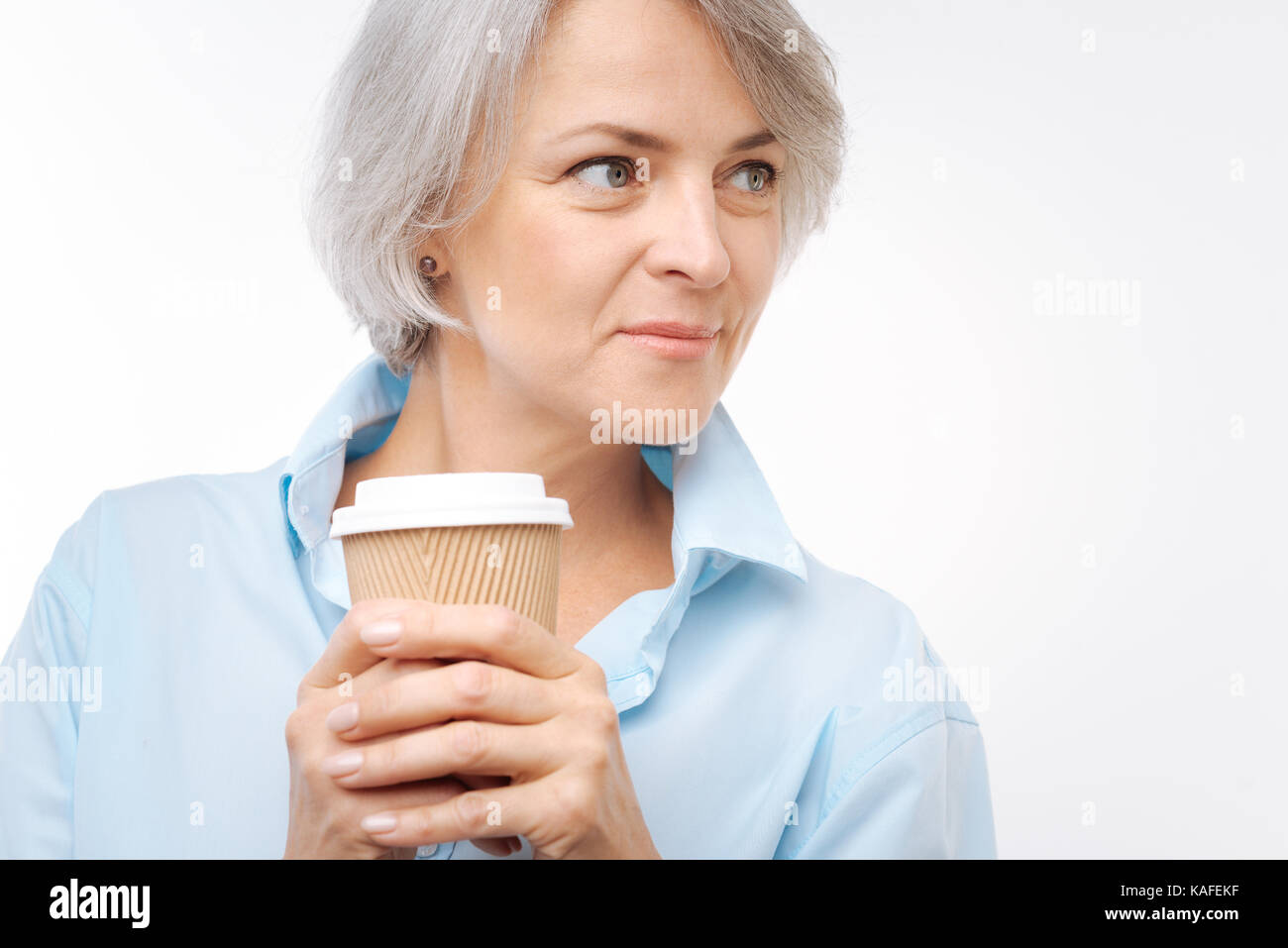 Close up grey-haired woman holding tazza di caffè Foto Stock