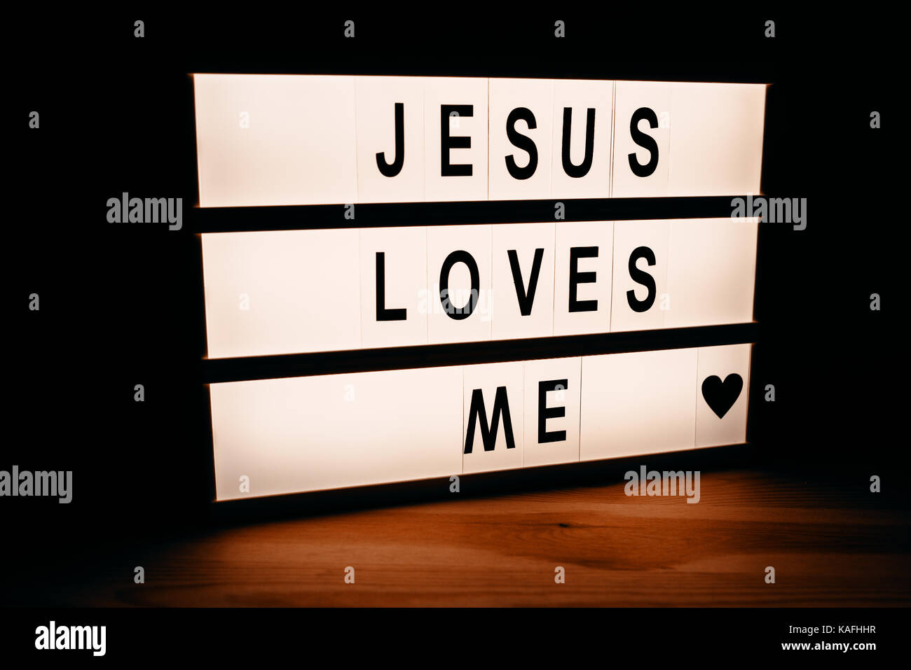 Gesù mi ama, messaggio religioso lightbox, concetto del cristianesimo e della fede in Dio Foto Stock