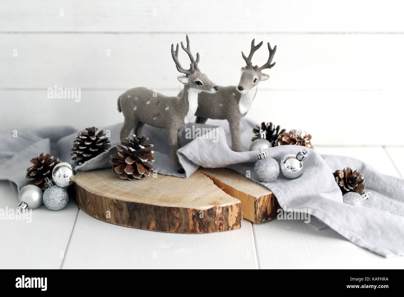 Giocattolo di cervo con coni di pino sul tavolo Foto Stock