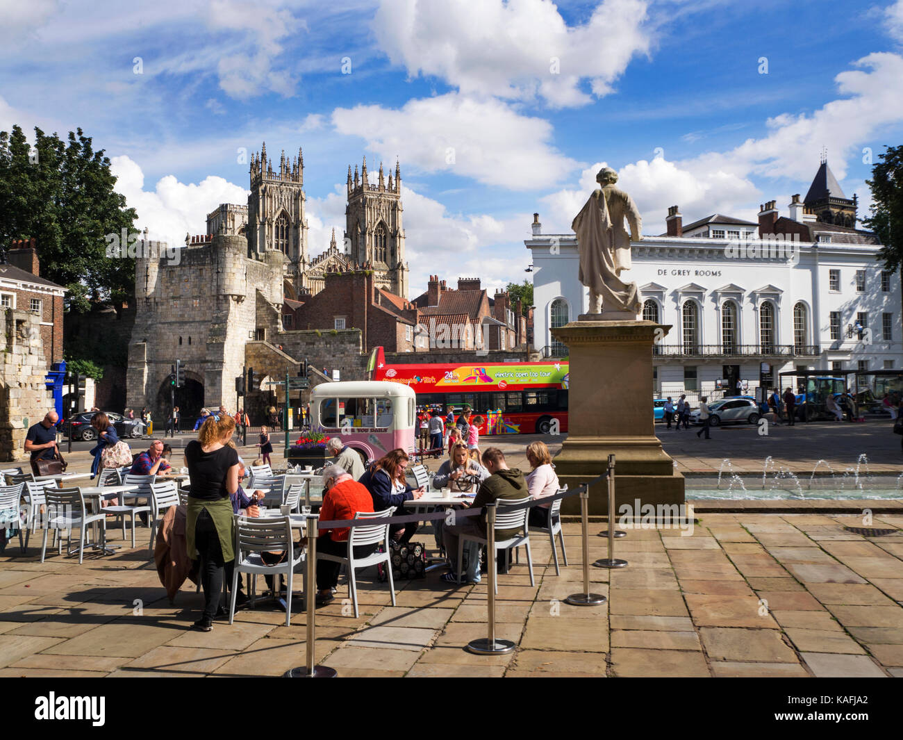 Cafe tavoli fuori in Piazza dell'esposizione con Bootham Bar e York Minster dietro York Yorkshire Inghilterra Foto Stock