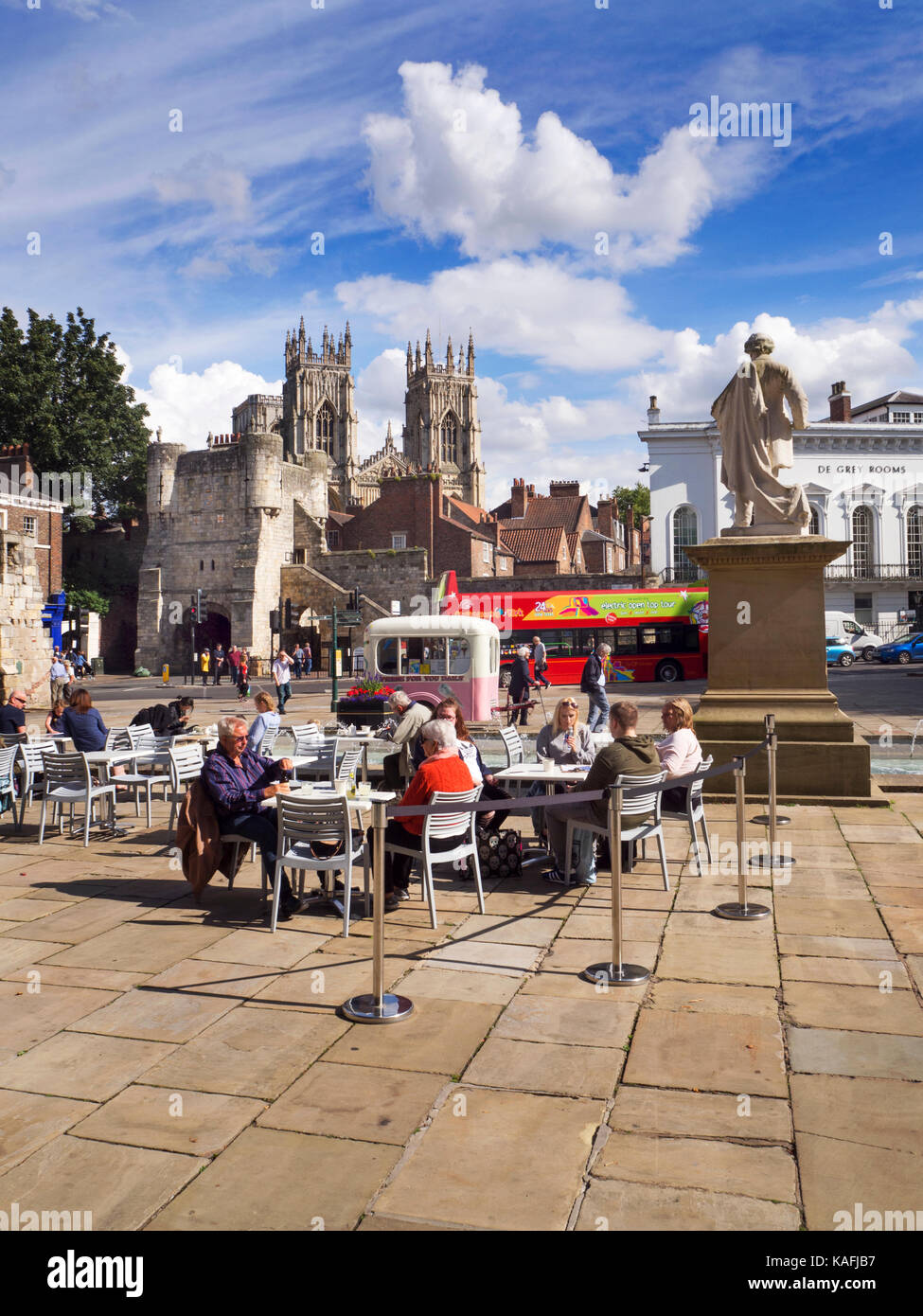 Cafe tavoli fuori in Piazza dell'esposizione con Bootham Bar e York Minster dietro York Yorkshire Inghilterra Foto Stock