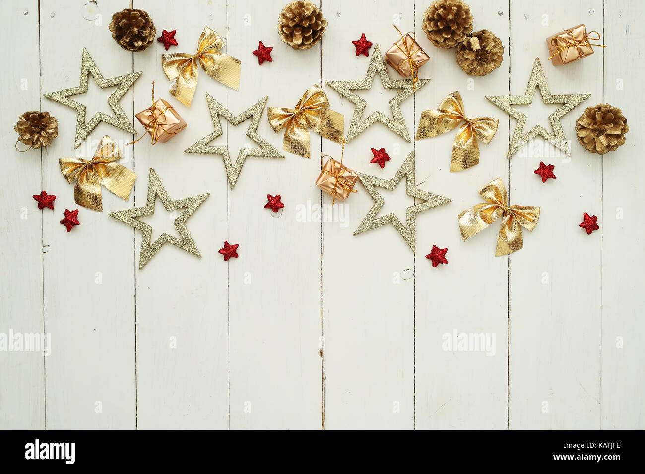 Decorazioni a forma di stella sul tavolo Foto Stock