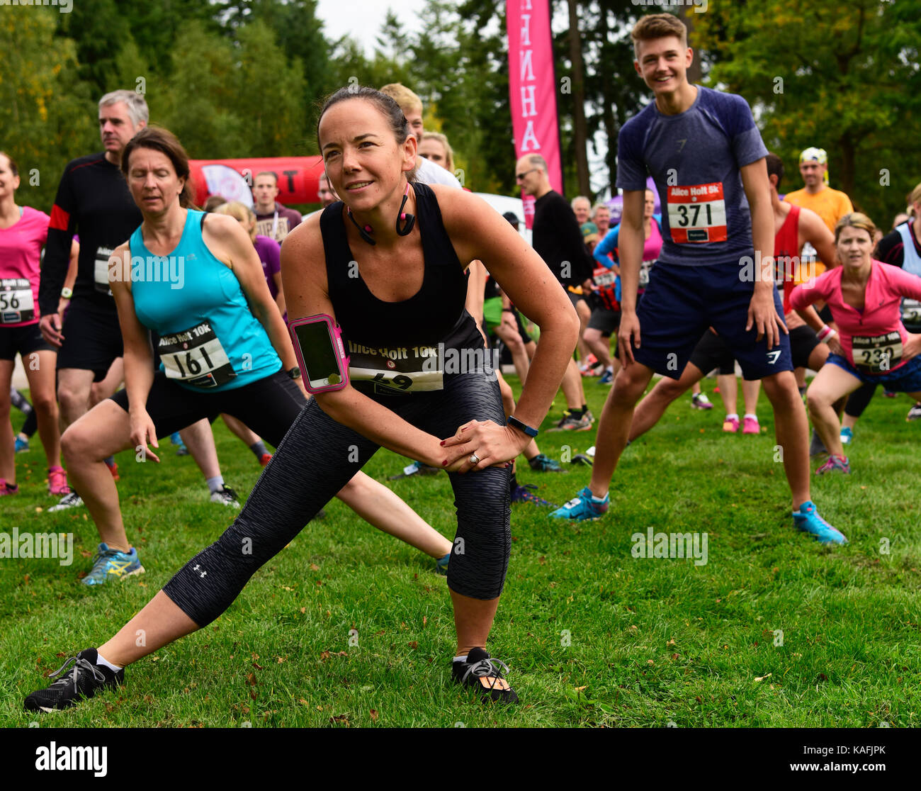 Gruppo di corridori in fase di riscaldamento prima di un 5km & 10km di gara, Alice Holt foresta, Farnham, Surrey, Regno Unito. sabato 23 settembre 2017. Foto Stock