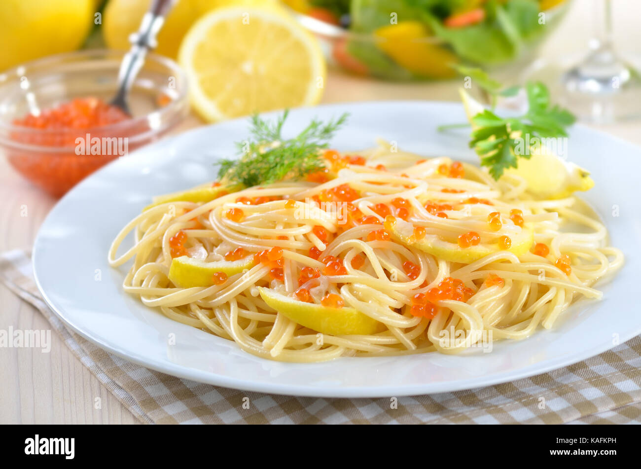 Italian spaghetti con salsa di limone e russo caviale di trota Foto Stock