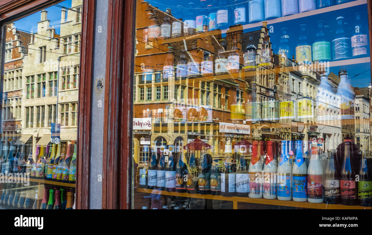 Ghent, Belgio - 21/09/2017: vetrina con una varietà di birre. i vecchi edifici accanto a Sint Veerleplein sono visibili nella riflessione,Gent. Foto Stock