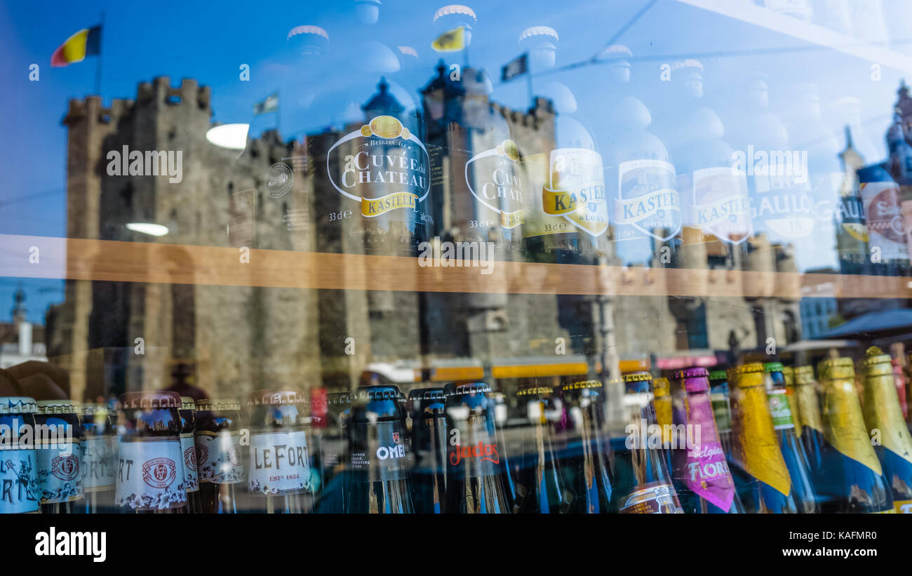 Gent, Belgio - 21/09/2017: vetrina con diversi tipi di birra. nella riflessione si vede il Castello di Gravensteen. Gand Foto Stock