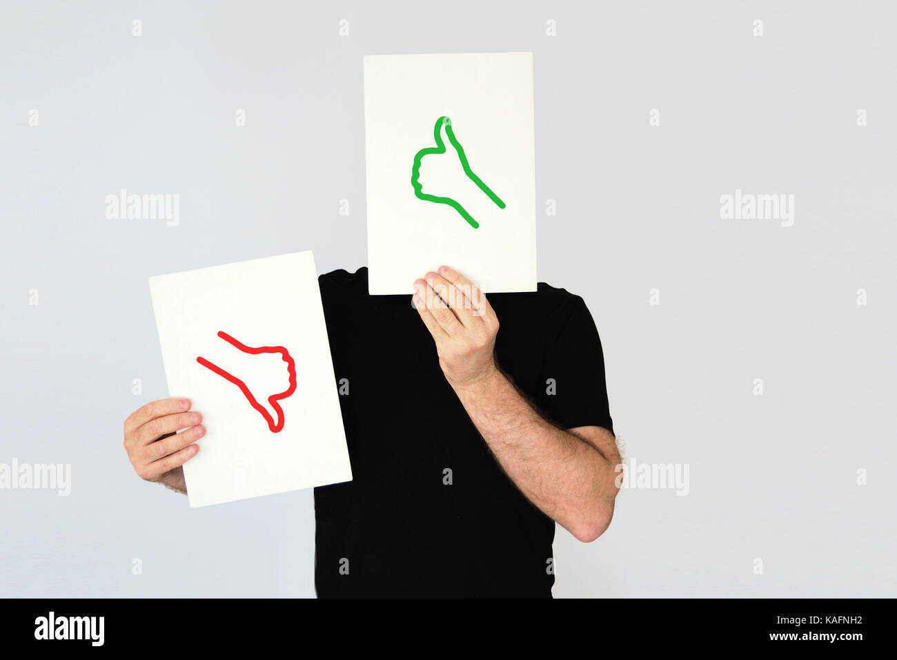 Uomo con il pollice in alto e il pollice verso il basso le icone. social media e il feedback del cliente il concetto di copia vuota spazio per l'editor di testo. Foto Stock