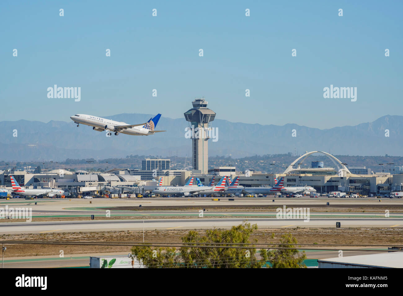 Los Angeles, sep 24: Regno della compagnia aerea di aereo decollare dal trafficato aeroporto internazionale di Los Angeles il Sep 24, 2017 a Los Angeles, california, ONU Foto Stock