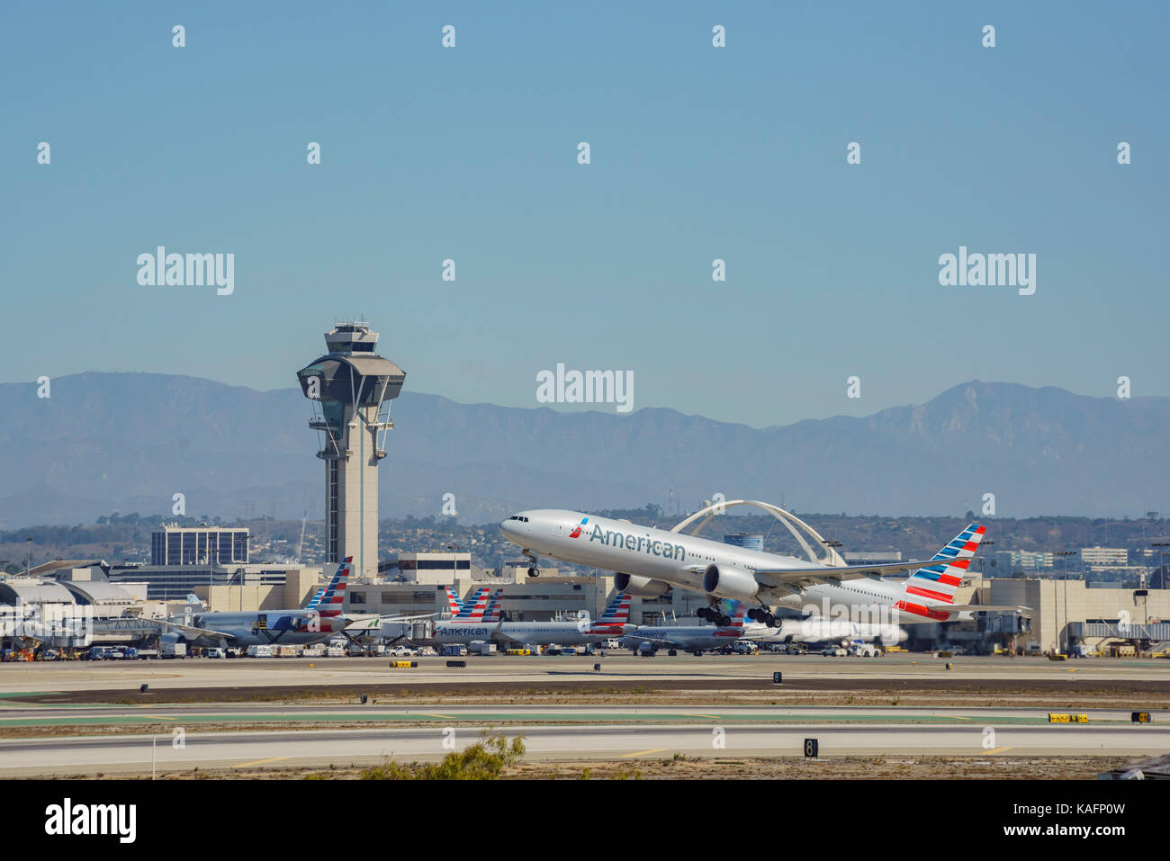 Los Angeles, sep 24: american airline decollare dal trafficato aeroporto internazionale di Los Angeles il Sep 24, 2017 a Los Angeles, california, Regno stat Foto Stock