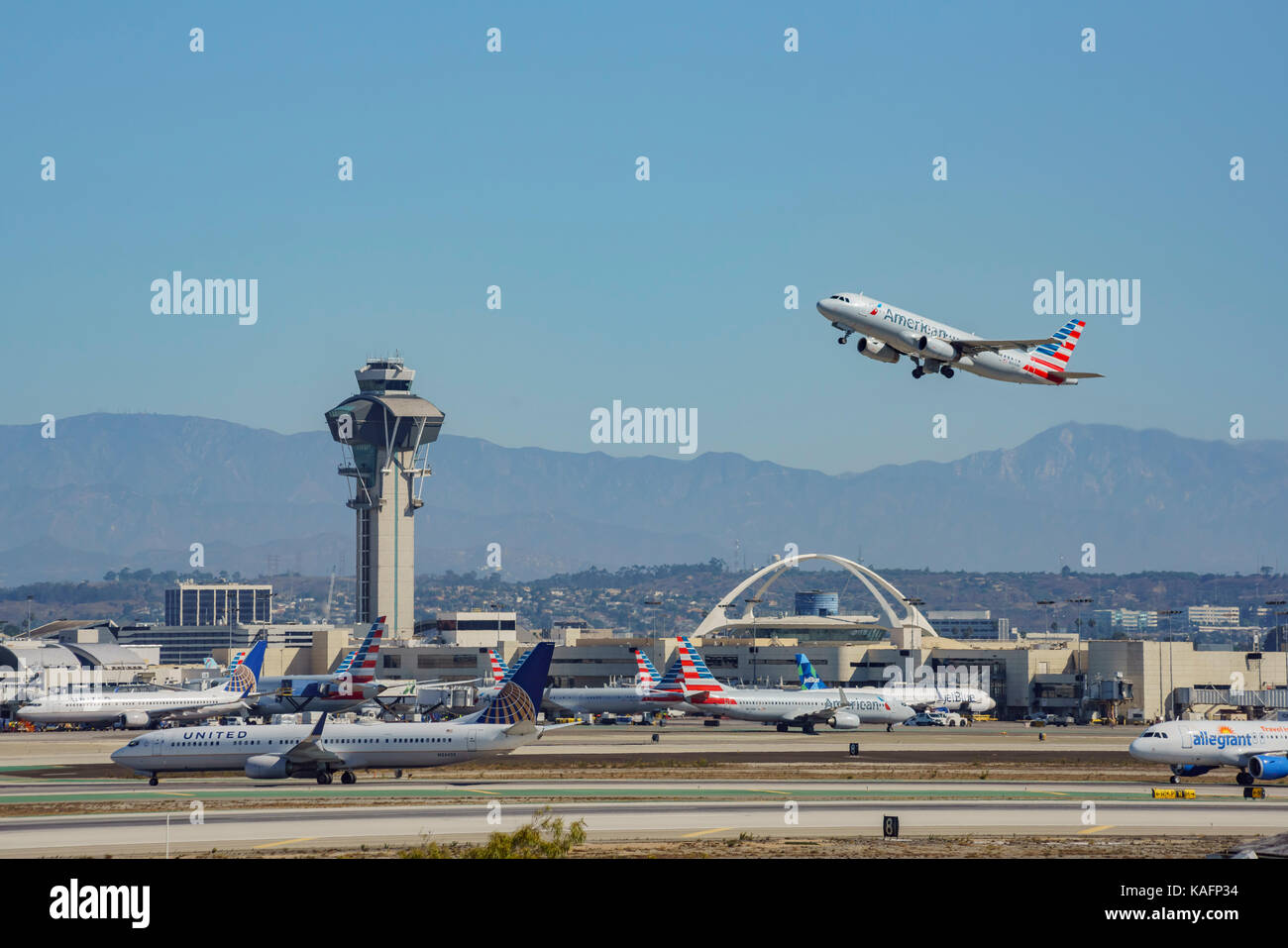 Los Angeles, sep 24: american airline decollare dal trafficato aeroporto internazionale di Los Angeles il Sep 24, 2017 a Los Angeles, california, Regno stat Foto Stock