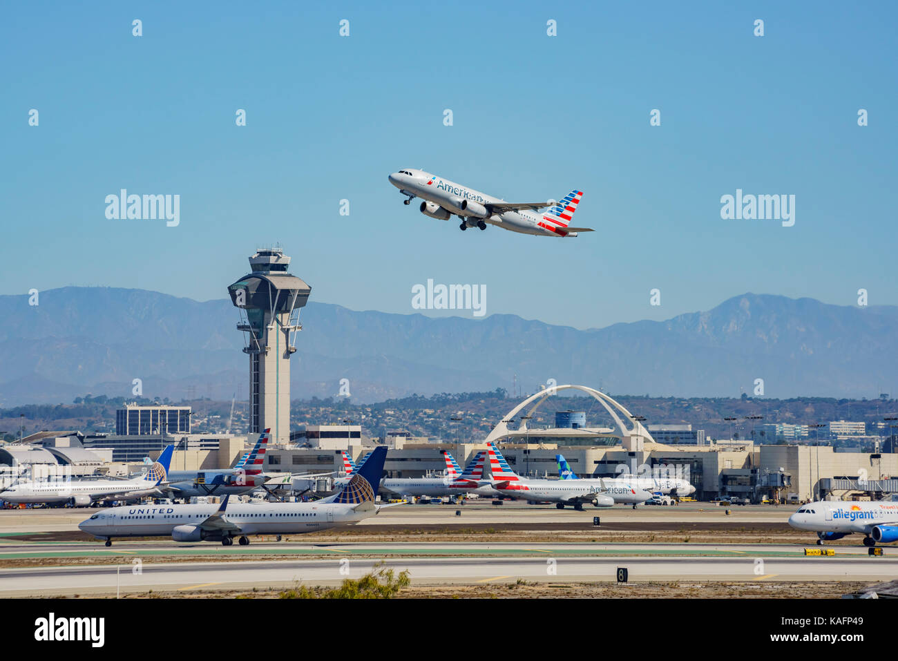 Los Angeles, sep 24: american airline decollare dal trafficato aeroporto internazionale di Los Angeles il Sep 24, 2017 a Los Angeles, california, Regno stat Foto Stock