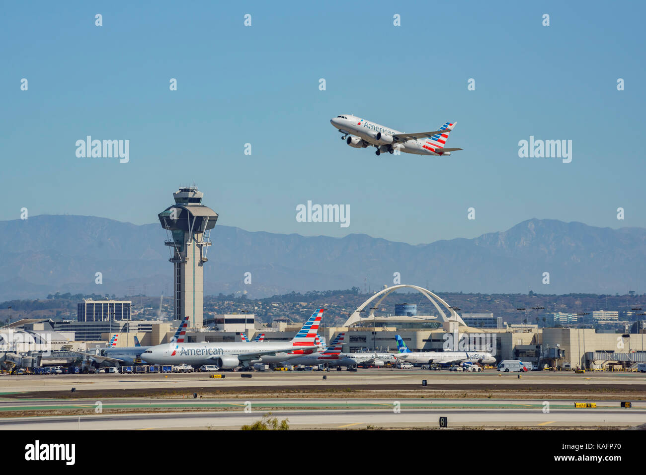 Los Angeles, sep 24: american airline decollare dal trafficato aeroporto internazionale di Los Angeles il Sep 24, 2017 a Los Angeles, california, Regno stat Foto Stock