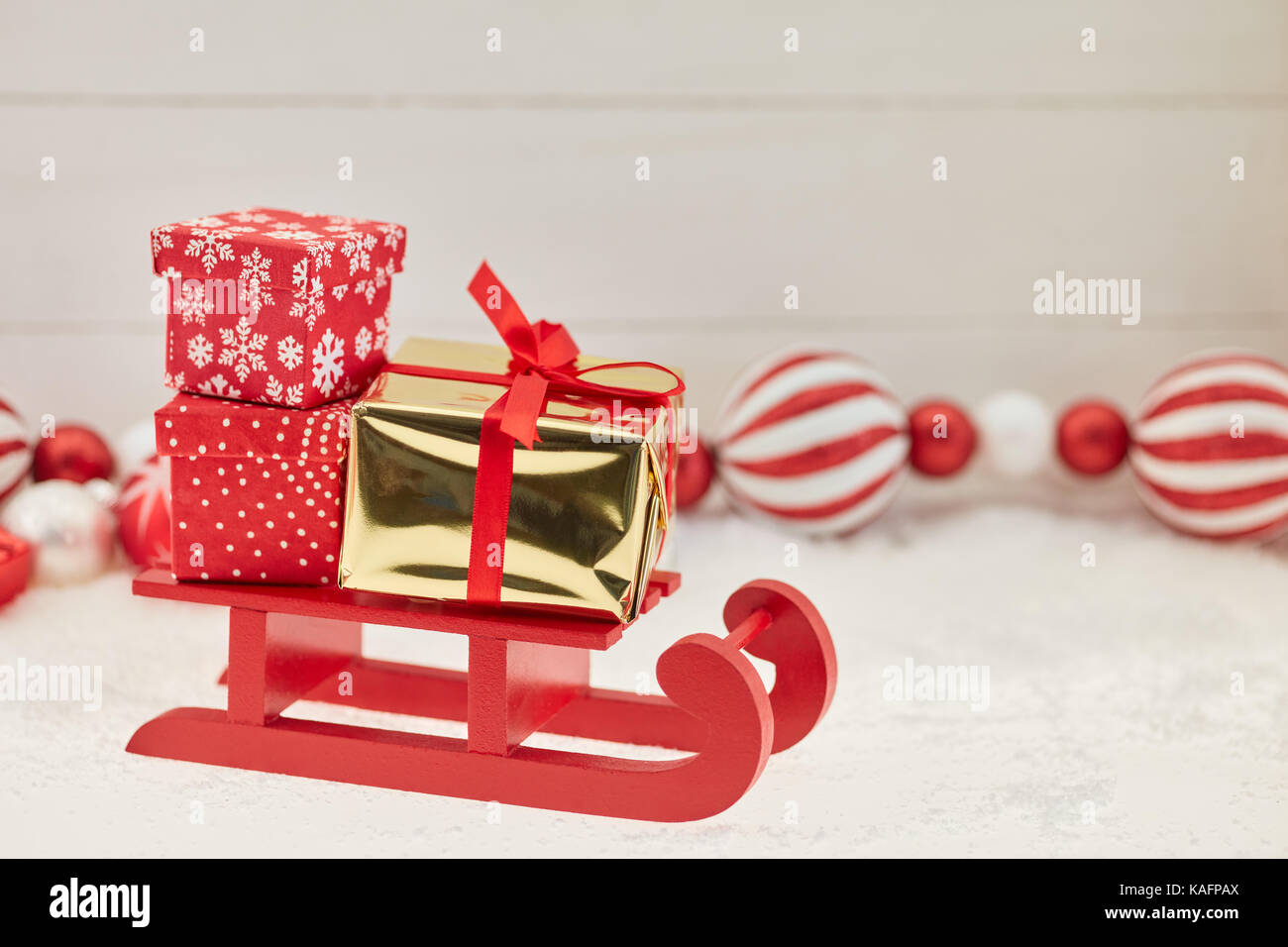 Natale spedizione consegna sled sfondo con molti doni e decorazione Foto Stock