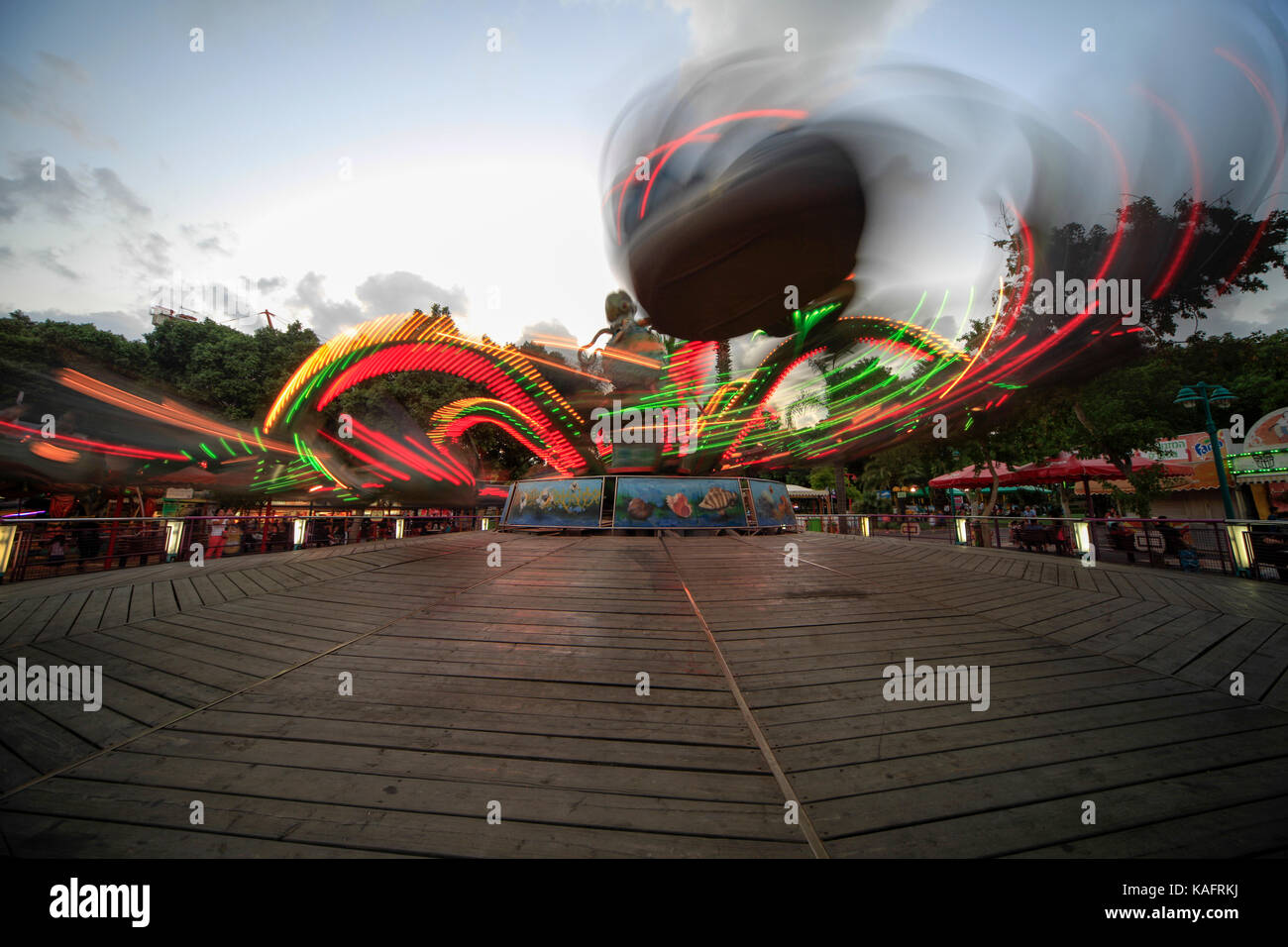 Il parco dei divertimenti di notte con motion blur Foto Stock