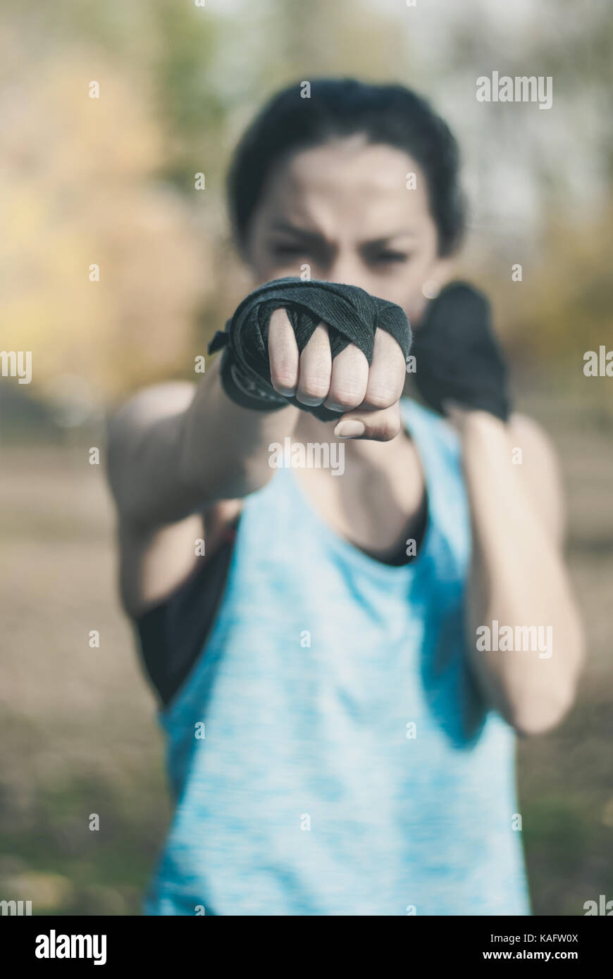 Una giovane ragazza si sta preparando per un corso di formazione nel parco Foto Stock