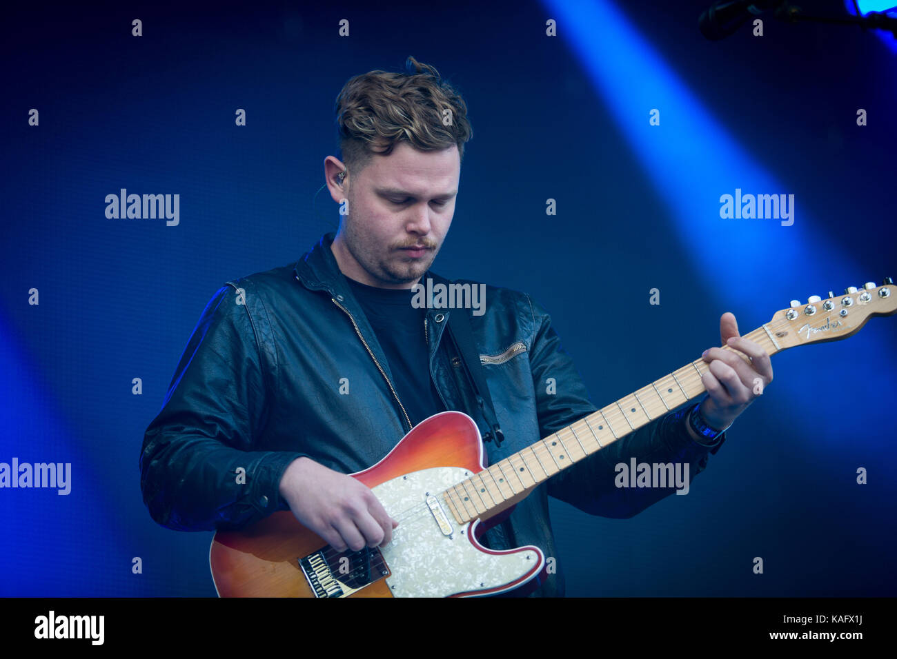 La rock band inglese Alt-J (nota anche come ∆) si esibisce in un concerto dal vivo al festival musicale norvegese Bergen 2015. Qui il cantante e chitarrista Joe Newman è raffigurato dal vivo sul palco. Norvegia, 13/06 2015. Foto Stock