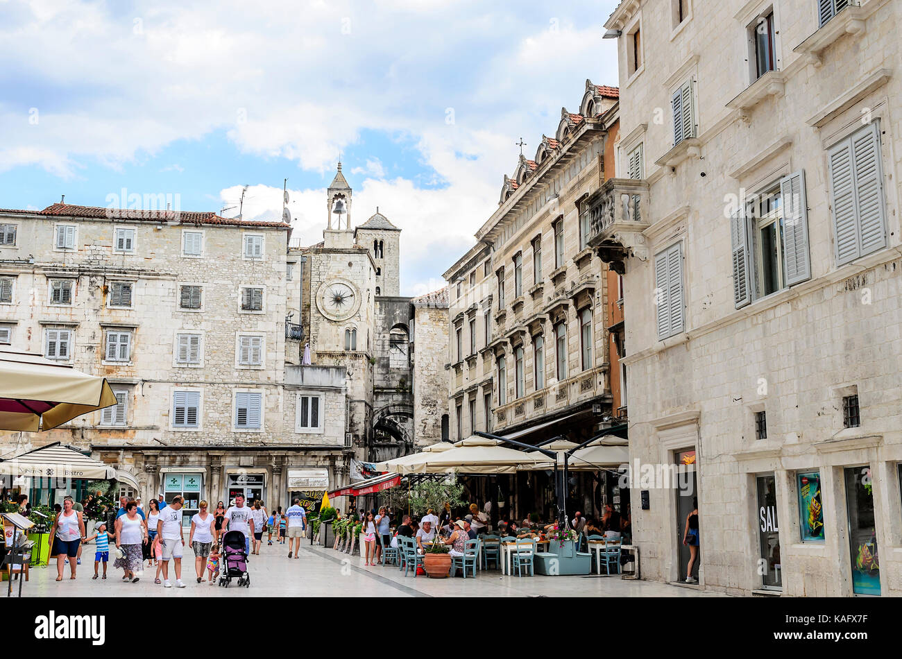 I turisti di piazza nel centro storico di Spalato. Foto Stock
