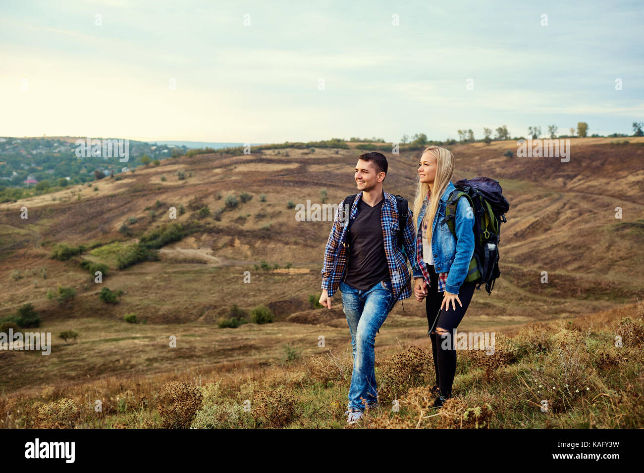 Coppia di turisti con zaini sulla natura. Foto Stock