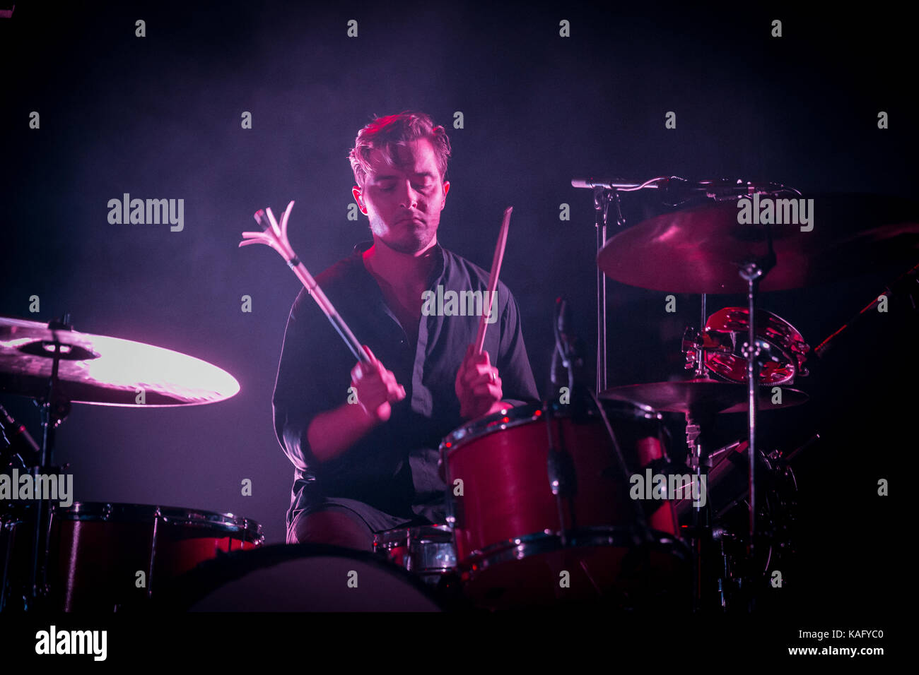 Il sogno americano duo pop beach house esegue un concerto dal vivo a sentrum scena in Oslo. La band è composta di francese-nato victoria legrand e nativi balitmore alex scally. Vivi qui il membro della band, il batterista Graham Hill, è visto dal vivo sul palco .Norvegia 11/11 2015. Foto Stock