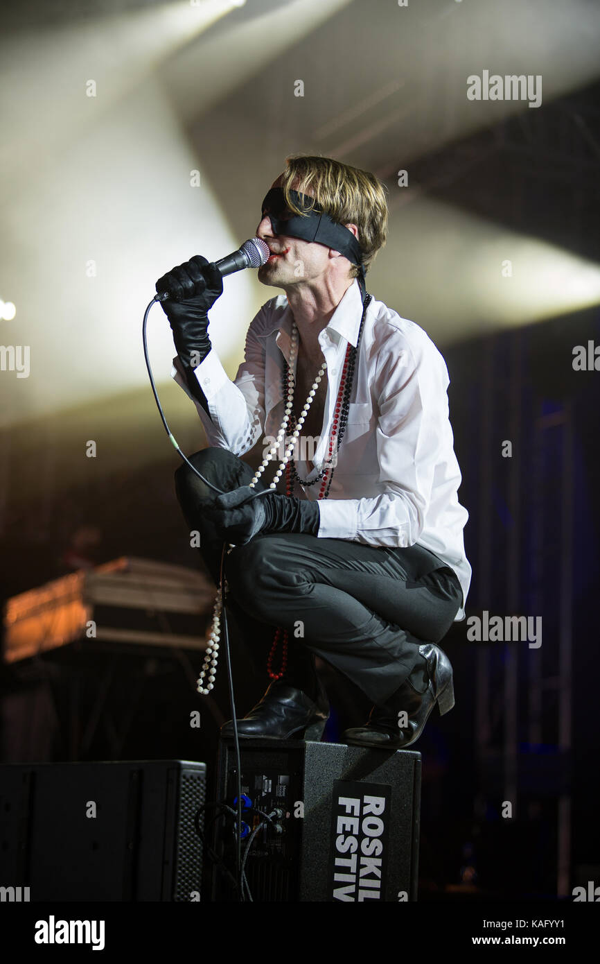 La svedese indie rock band di Bob Hund esegue un concerto dal vivo all'Avalon Stage presso il Danish music festival Roskilde Festival 2015. Qui la cantante Thomas Öberg è raffigurato dal vivo sul palco. Danimarca, 01/07 2015. Foto Stock