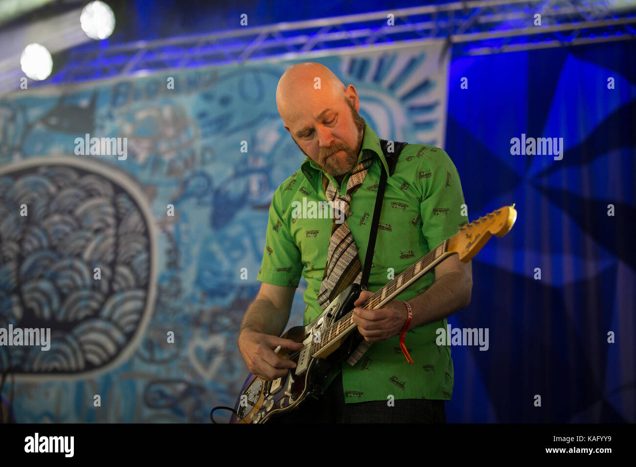 La svedese indie rock band di Bob Hund esegue un concerto dal vivo all'Avalon Stage presso il Danish music festival Roskilde Festival 2015. Qui il chitarrista Johnny Essing è raffigurato dal vivo sul palco. Danimarca, 01/07 2015. Foto Stock