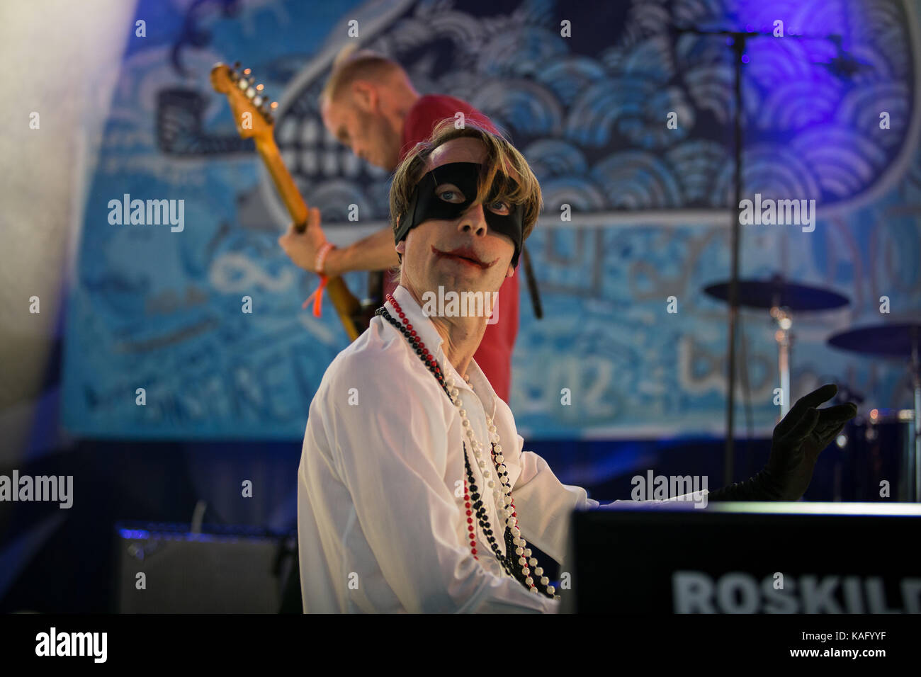 La svedese indie rock band di Bob Hund esegue un concerto dal vivo all'Avalon Stage presso il Danish music festival Roskilde Festival 2015. Qui la cantante Thomas Öberg è raffigurato dal vivo sul palco. Danimarca, 01/07 2015. Foto Stock