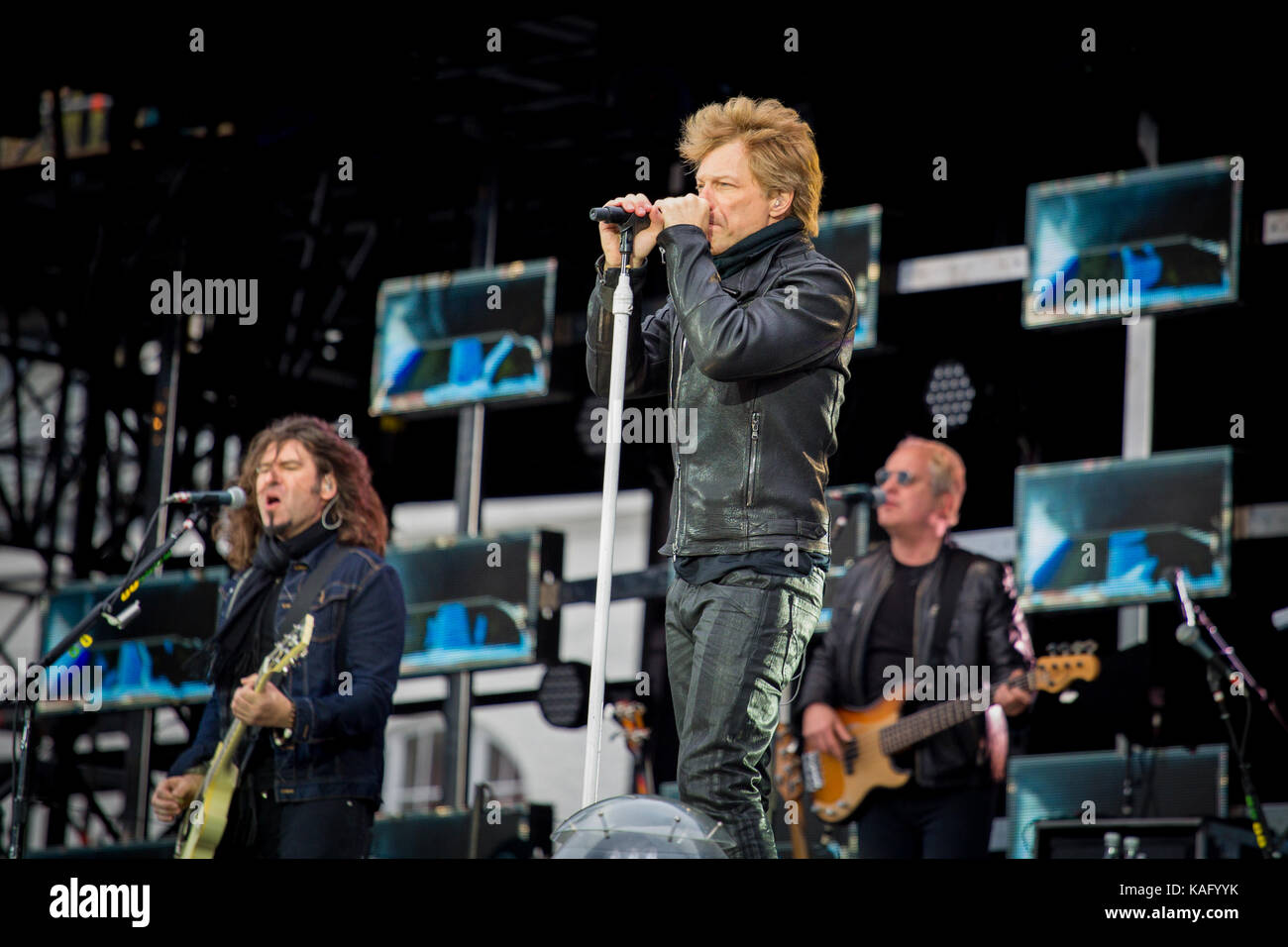 La american rock band Bon Jovi esegue un concerto dal vivo a Bergenhus festning a Bergen qui di cantante e musicista Jon Bon Jovi è raffigurato dal vivo sul palco. Norvegia, 22/05 2013. Foto Stock