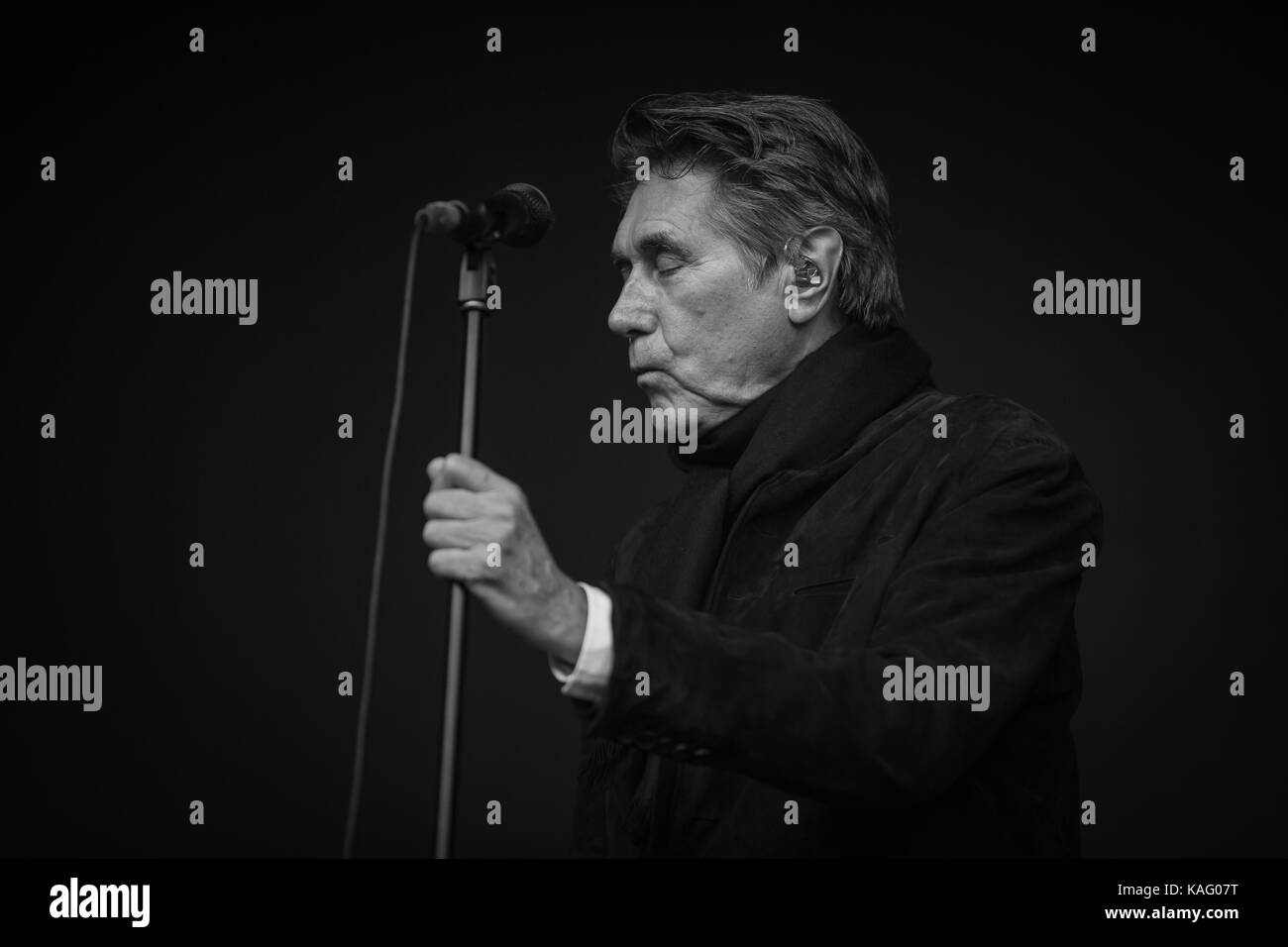 Il cantante e cantautore inglese Bryan Ferry esegue un concerto dal vivo durante il festival musicale norvegese Bergen 2017. Bryan Ferry è precedentemente conosciuto come il cantante e il lirista della rock band d'arte Roxy Music. Norvegia, 17/06 2017. Foto Stock