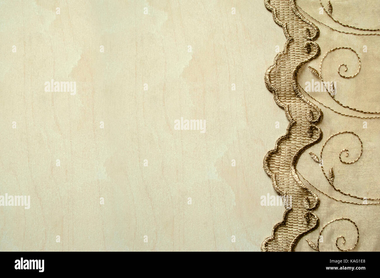 Ricamato in pizzo d'oro dal bordo tinta legno compensato Foto Stock