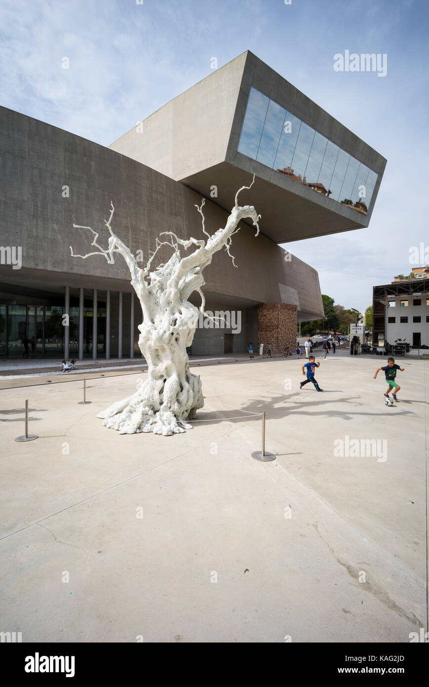 Roma. L'Italia. Il MAXXI Museo Nazionale della arti del XXI secolo (Museo nazionale delle arti del XXI secolo), progettato da Zaha Hadid, aperto 2010. Foto Stock