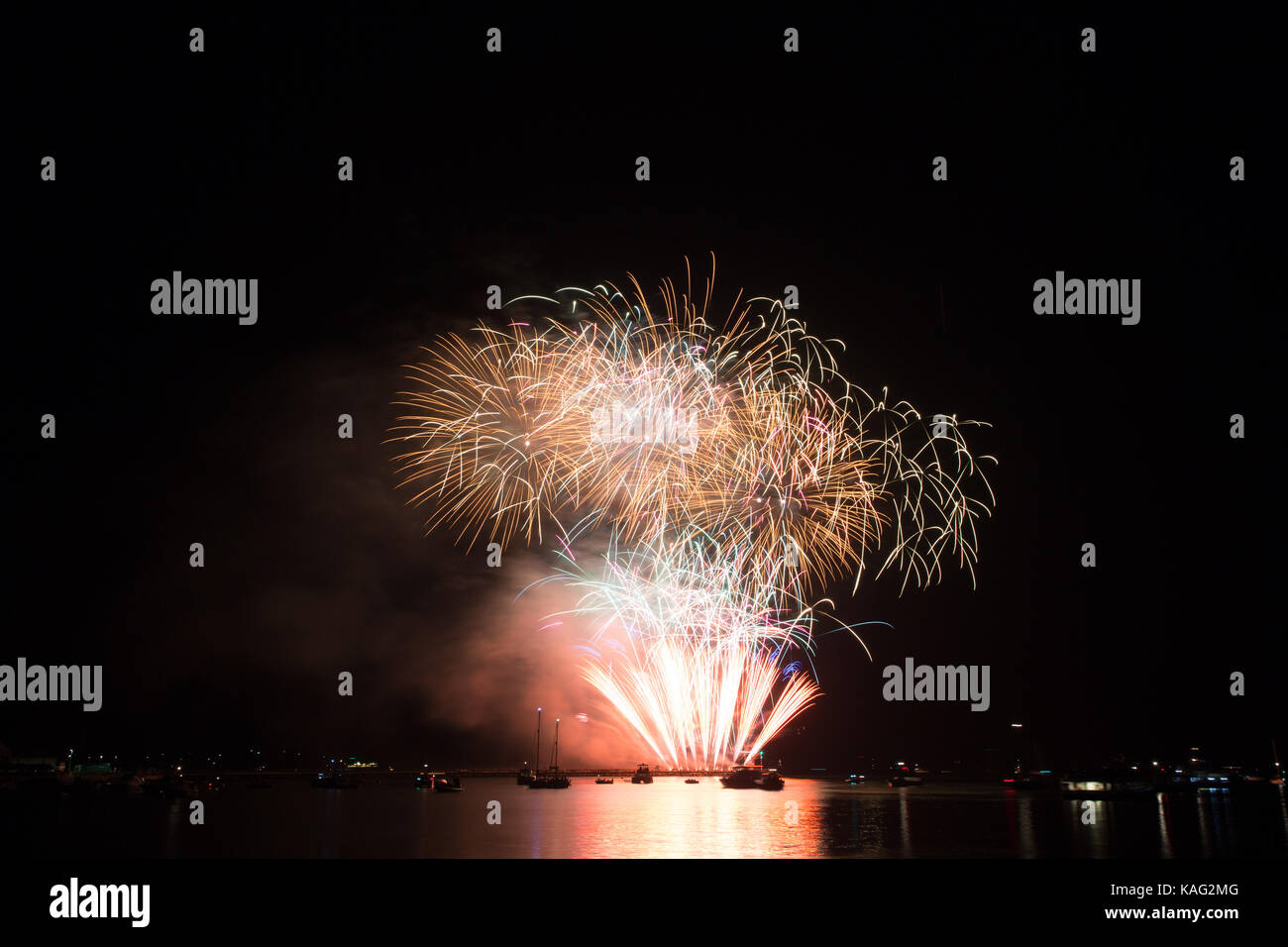 Fuochi d'artificio sopra il porto di Barbican a Plymouth da Queen Anne batteria durante il 2017 British fuochi d' artificio campionati con il display da Smart Pyr Foto Stock