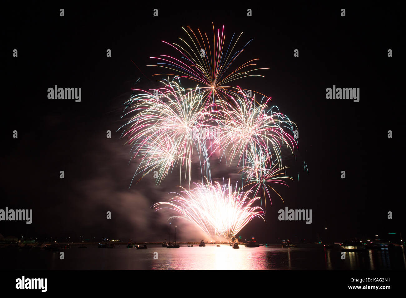 Fuochi d'artificio sopra il porto di Barbican a Plymouth da Queen Anne batteria durante il 2017 British fuochi d' artificio campionati con il display da Smart Pyr Foto Stock