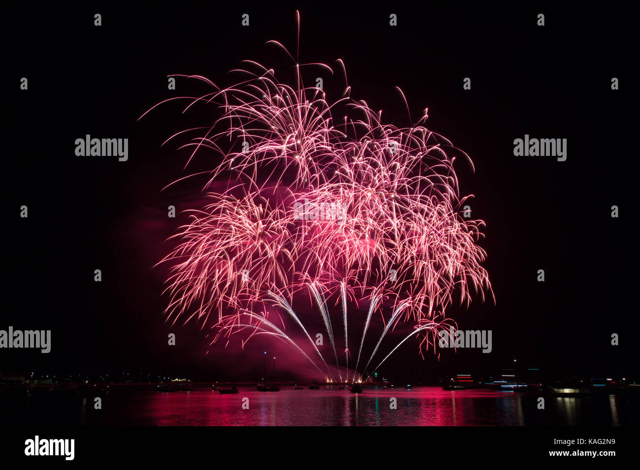 Fuochi d'artificio sopra il porto di Barbican a Plymouth da Queen Anne batteria durante il 2017 British fuochi d' artificio campionati con il display da Smart Pyr Foto Stock