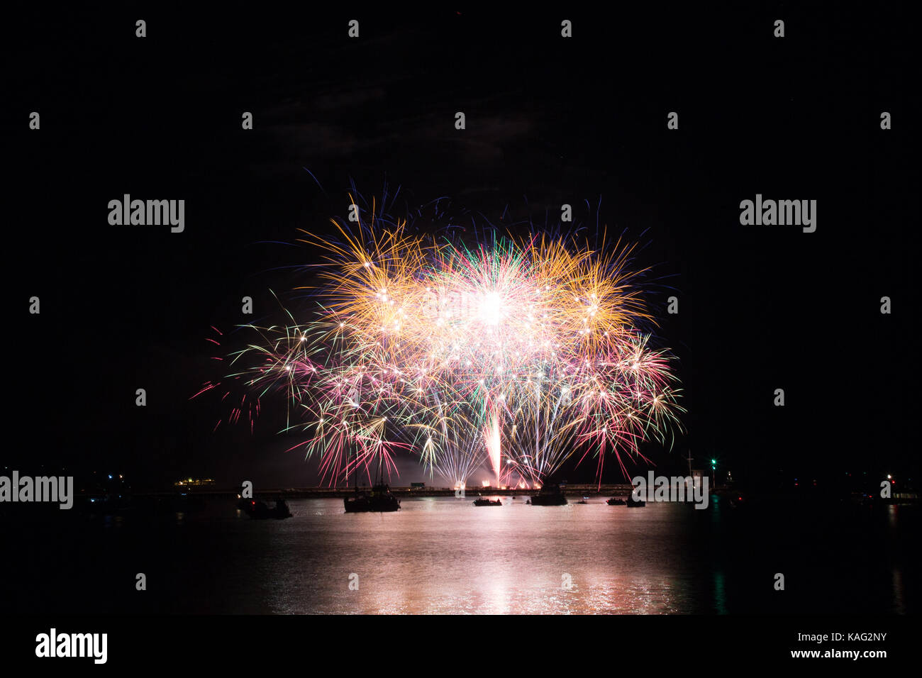 Fuochi d'artificio sopra il porto di Barbican a Plymouth da Queen Anne batteria durante il 2017 British fuochi d' artificio campionati con il display di Nemesis P Foto Stock