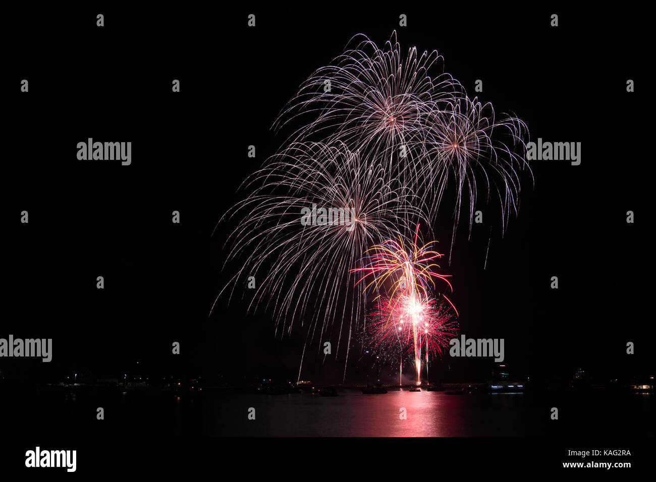 Fuochi d'artificio sopra il porto di Barbican a Plymouth da Queen Anne batteria durante il 2017 British fuochi d' artificio campionati con il display di Nemesis P Foto Stock