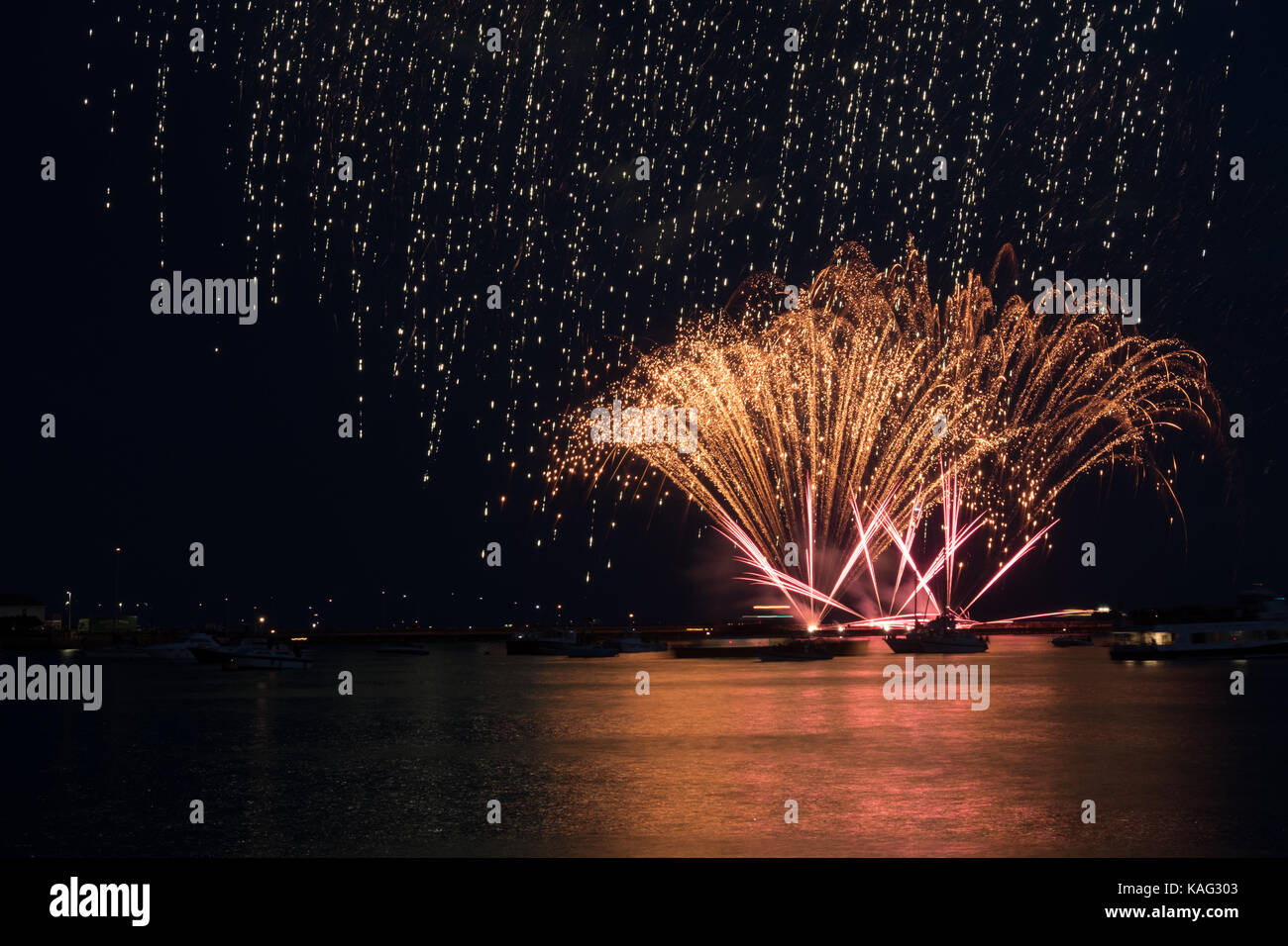 Fuochi d'artificio sopra il porto di Barbican a Plymouth da Queen Anne batteria durante il 2017 British fuochi d' artificio campionati con il display da Smart Pyr Foto Stock